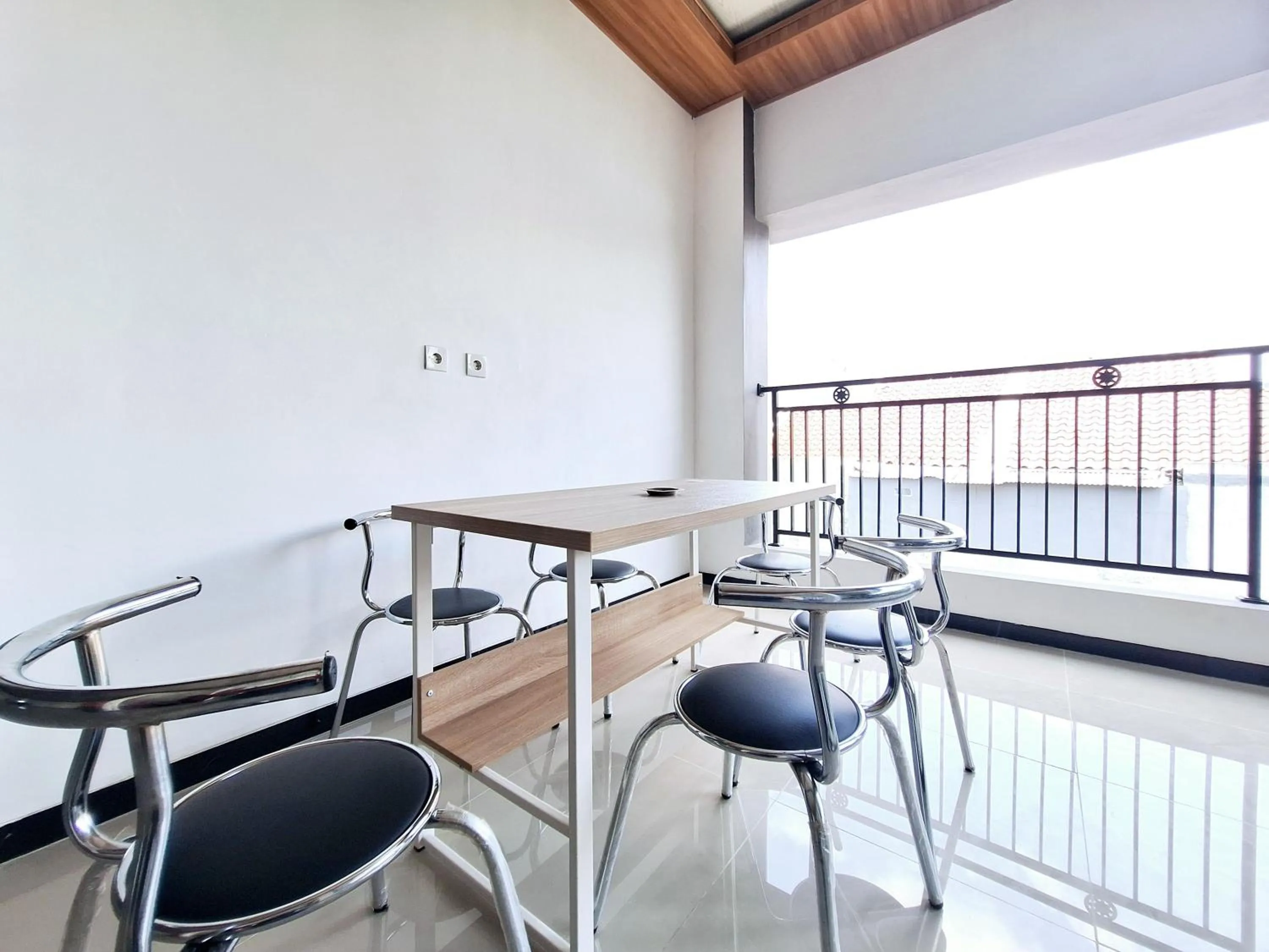 Seating area in RedDoorz near Stasiun Kediri