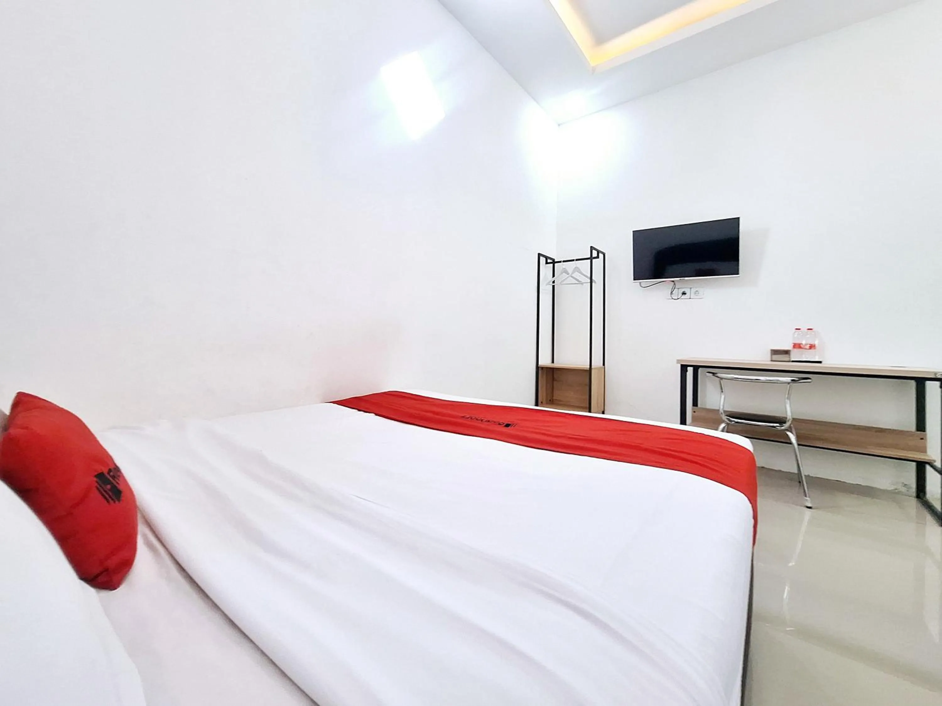 Bedroom, Bed in RedDoorz near Stasiun Kediri