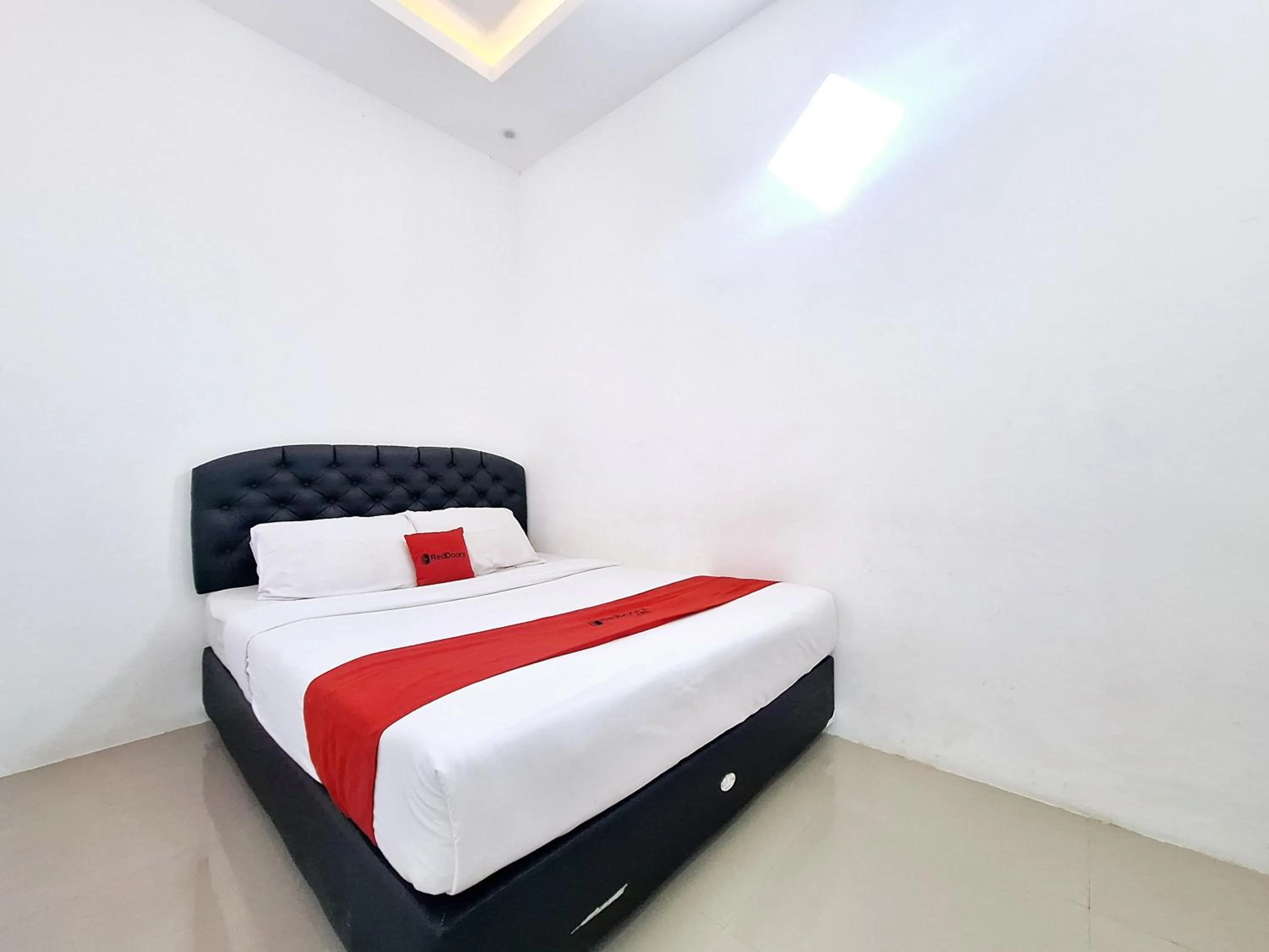 Bedroom, Bed in RedDoorz near Stasiun Kediri