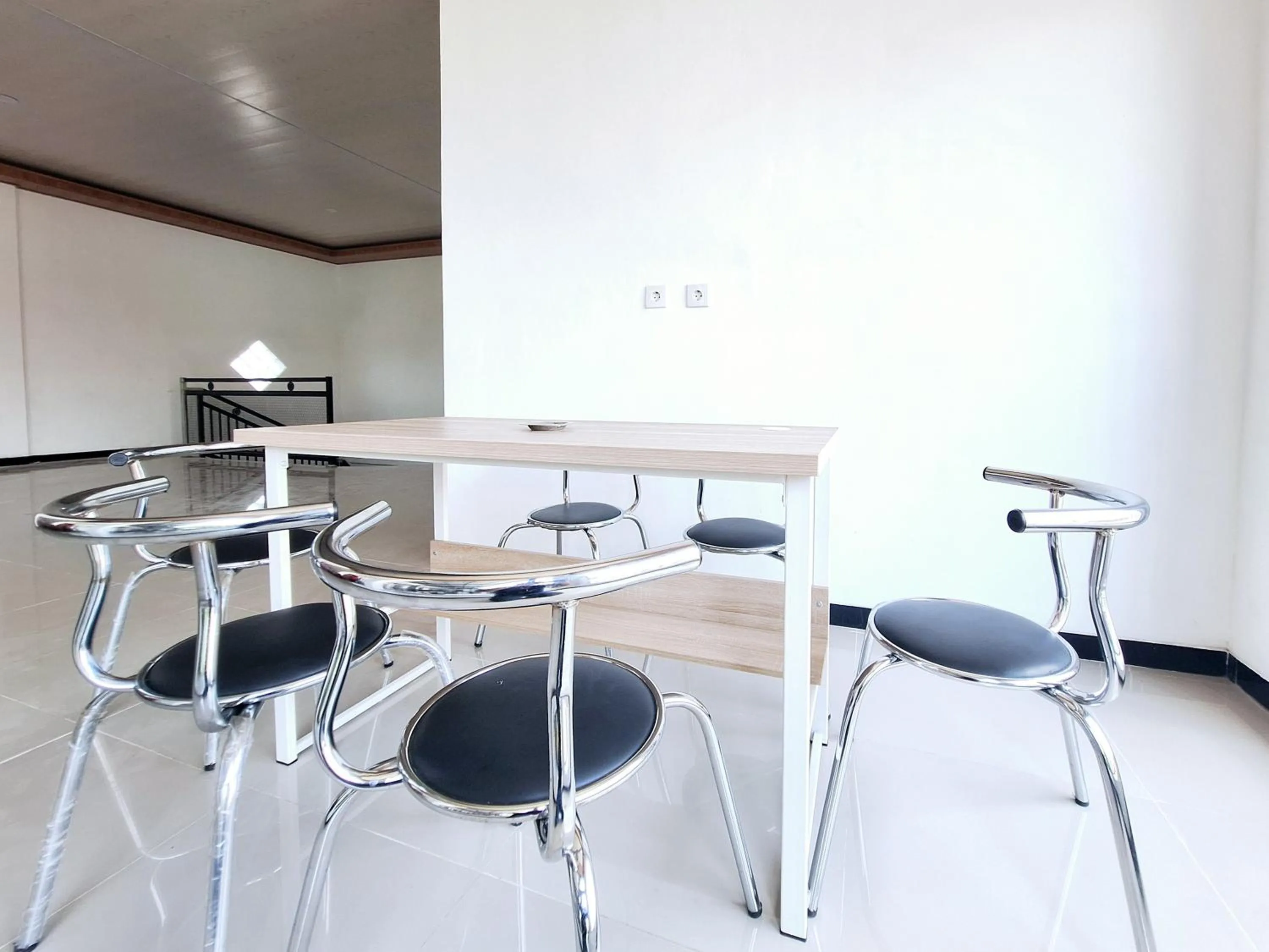 Seating area in RedDoorz near Stasiun Kediri