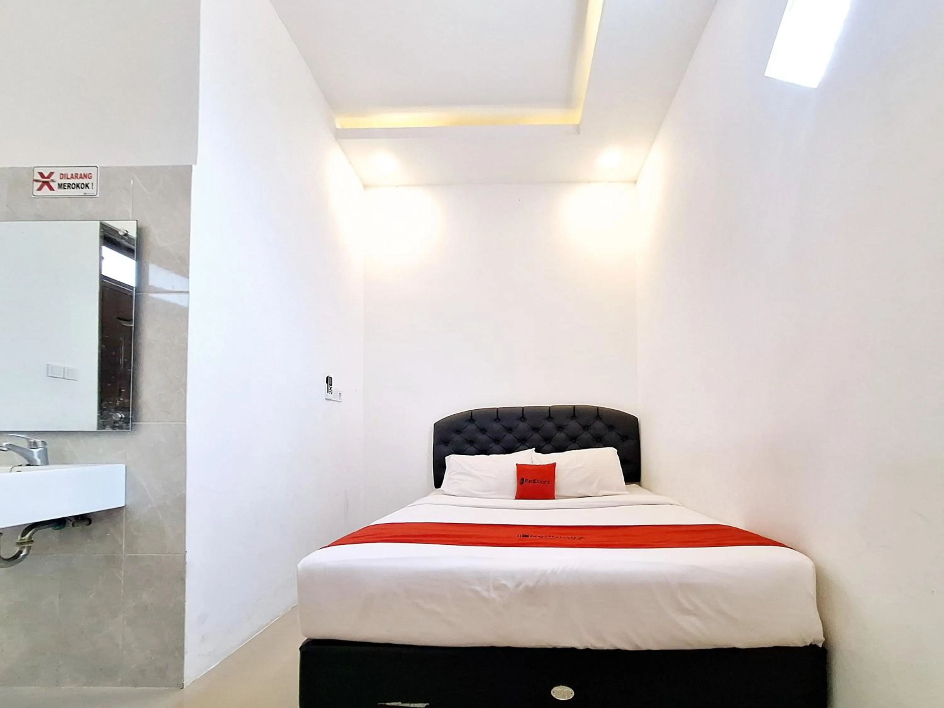 Bedroom, Bed in RedDoorz near Stasiun Kediri