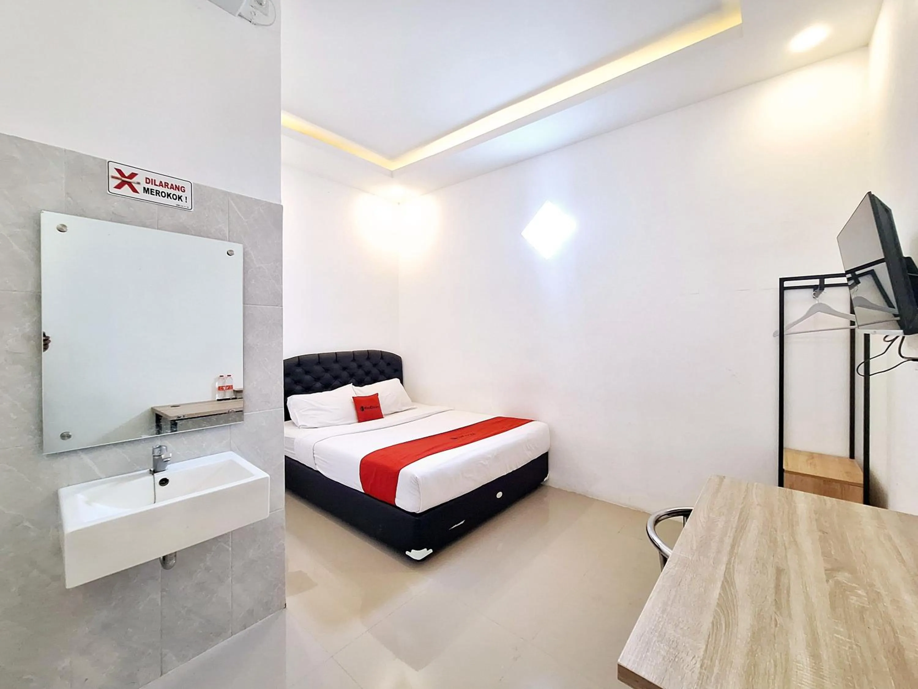 Bedroom, Bed in RedDoorz near Stasiun Kediri