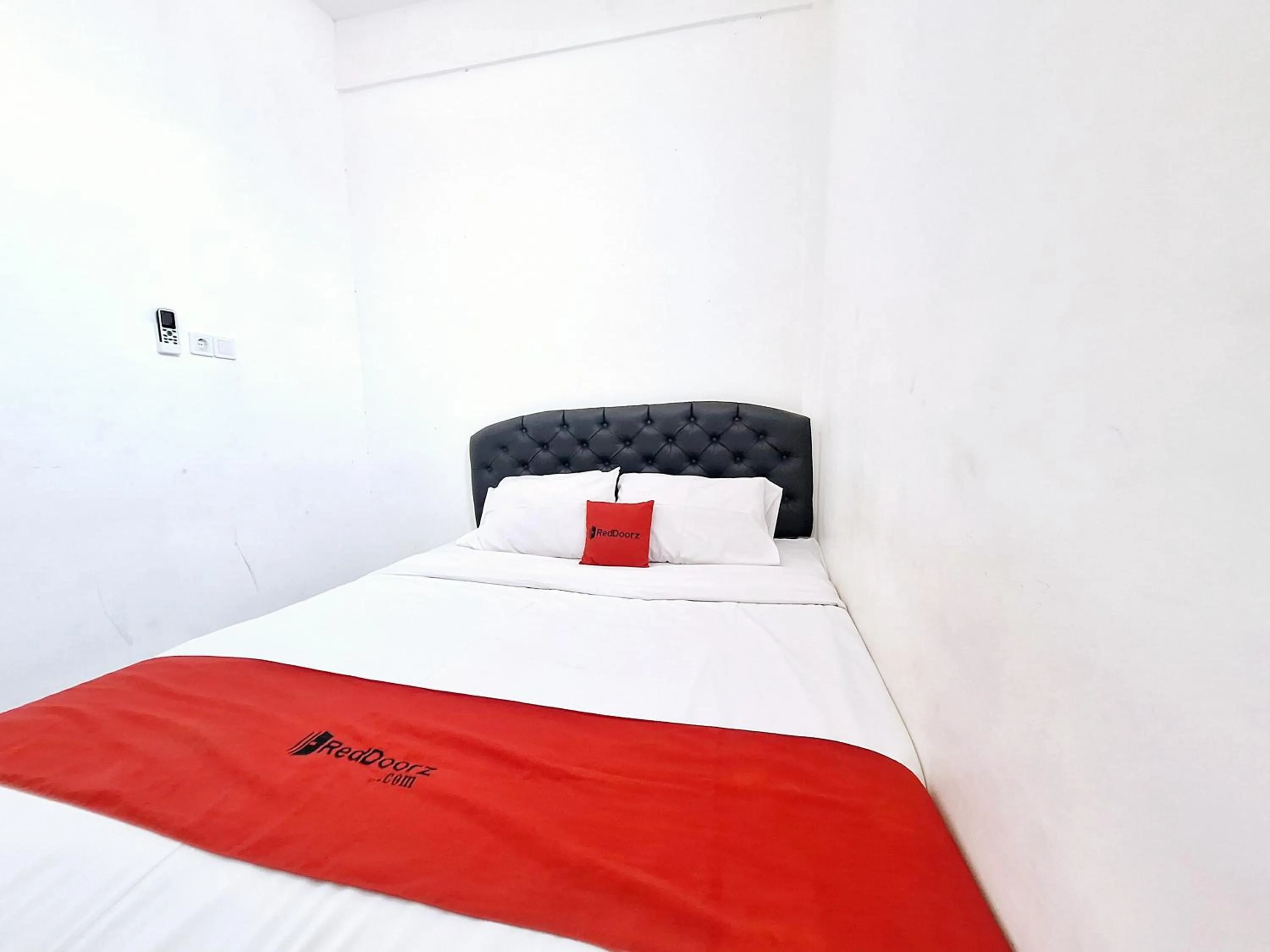 Bedroom, Bed in RedDoorz near Stasiun Kediri