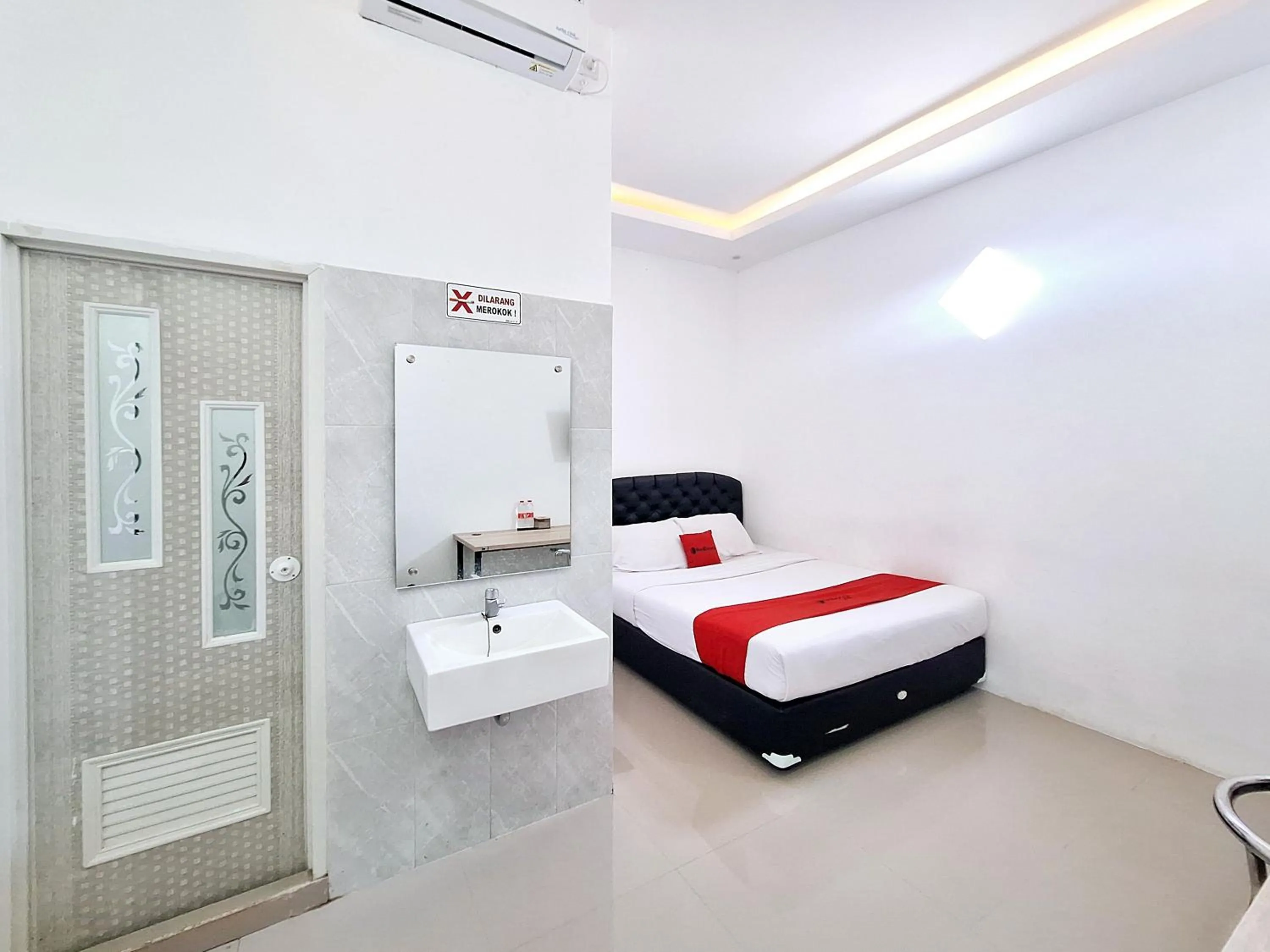 Bedroom, Bed in RedDoorz near Stasiun Kediri