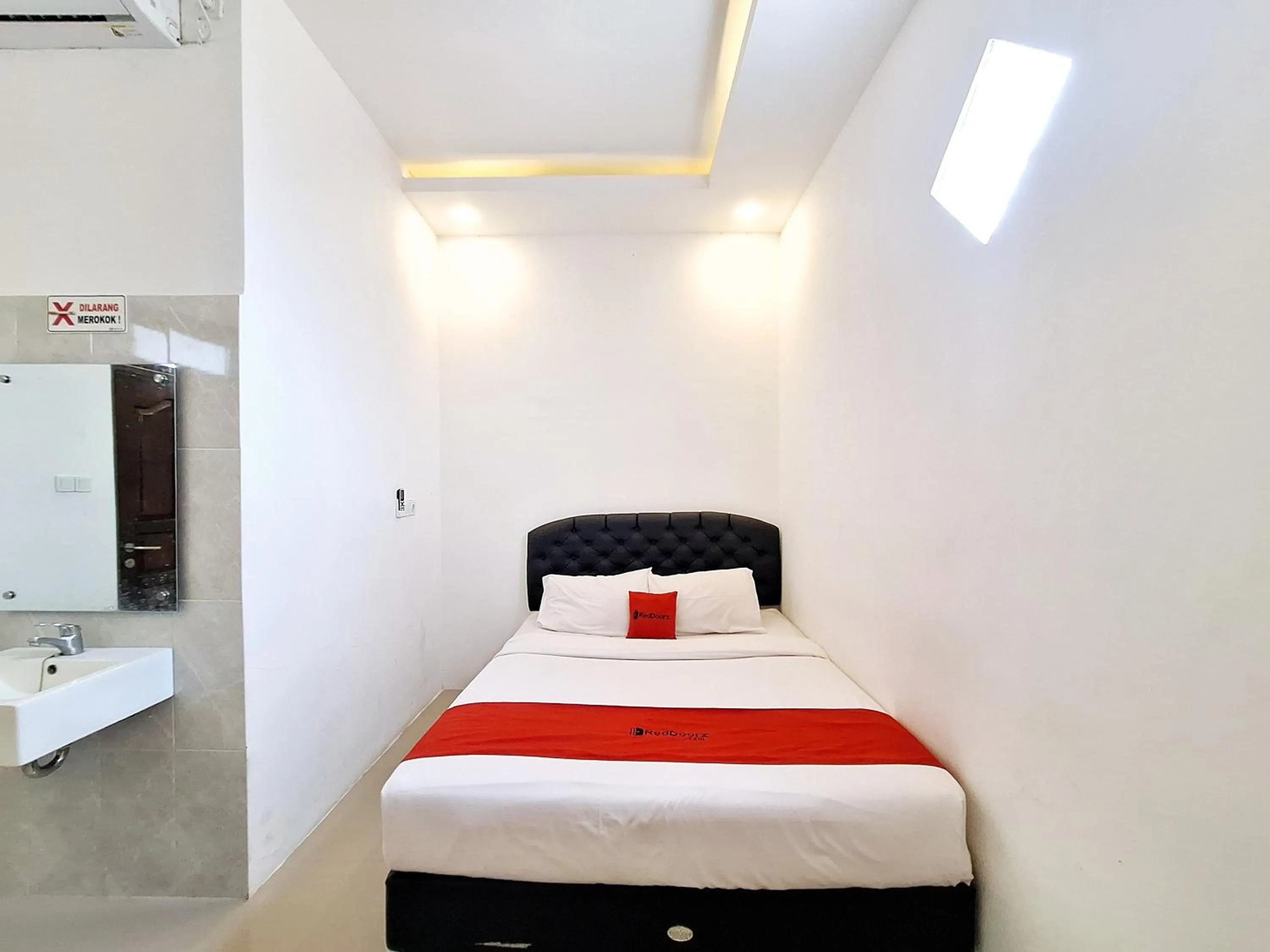 Bedroom, Bed in RedDoorz near Stasiun Kediri