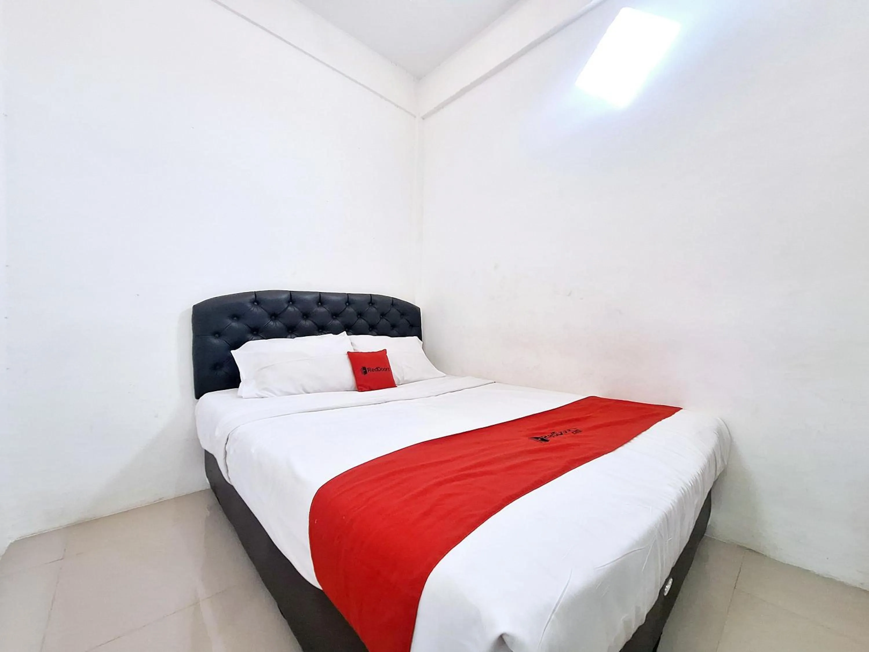 Bedroom, Bed in RedDoorz near Stasiun Kediri