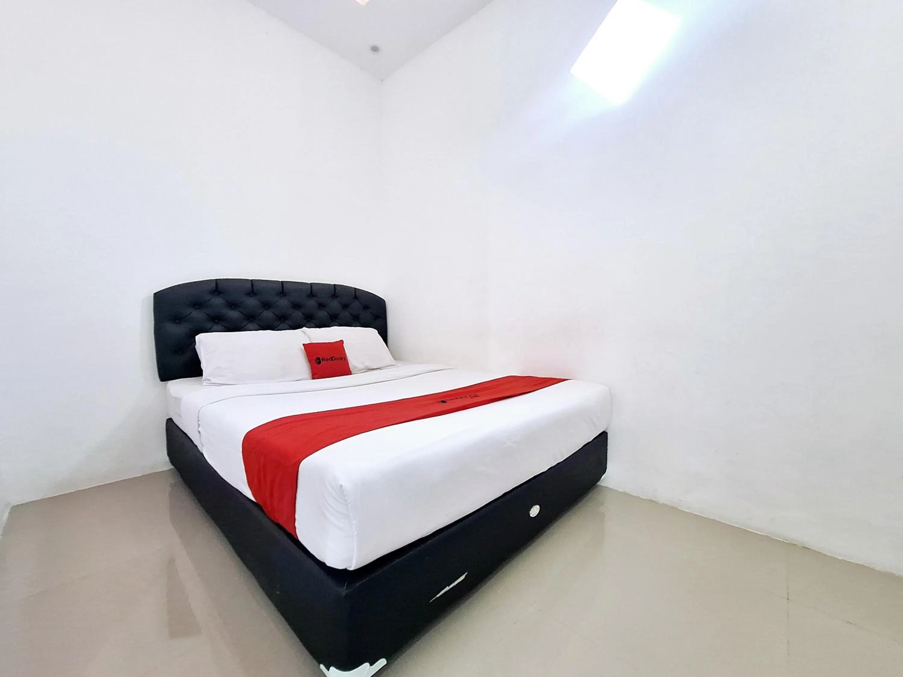 Bedroom, Bed in RedDoorz near Stasiun Kediri