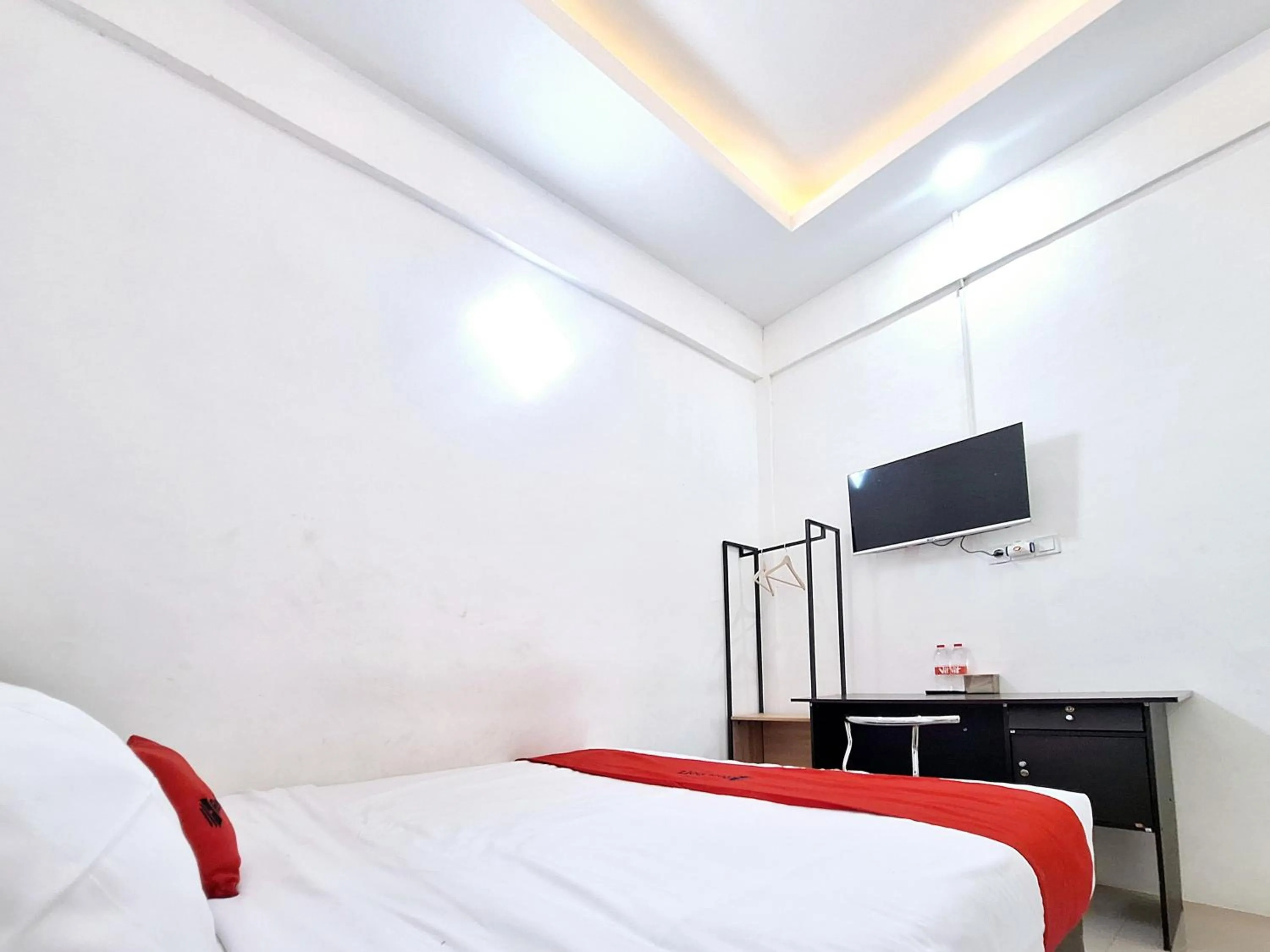 Bedroom, Bed in RedDoorz near Stasiun Kediri