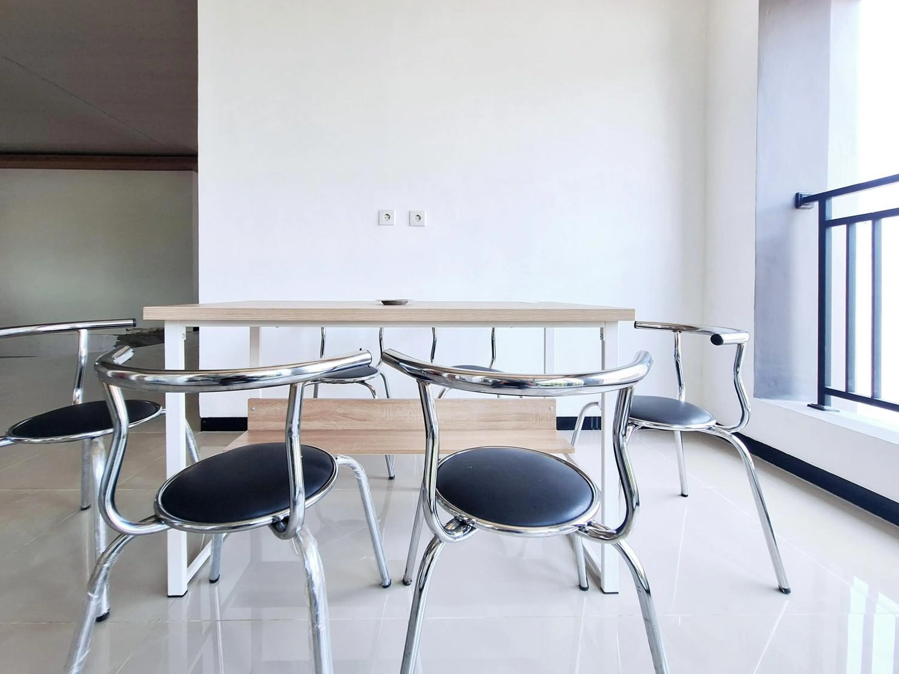 Seating area in RedDoorz near Stasiun Kediri
