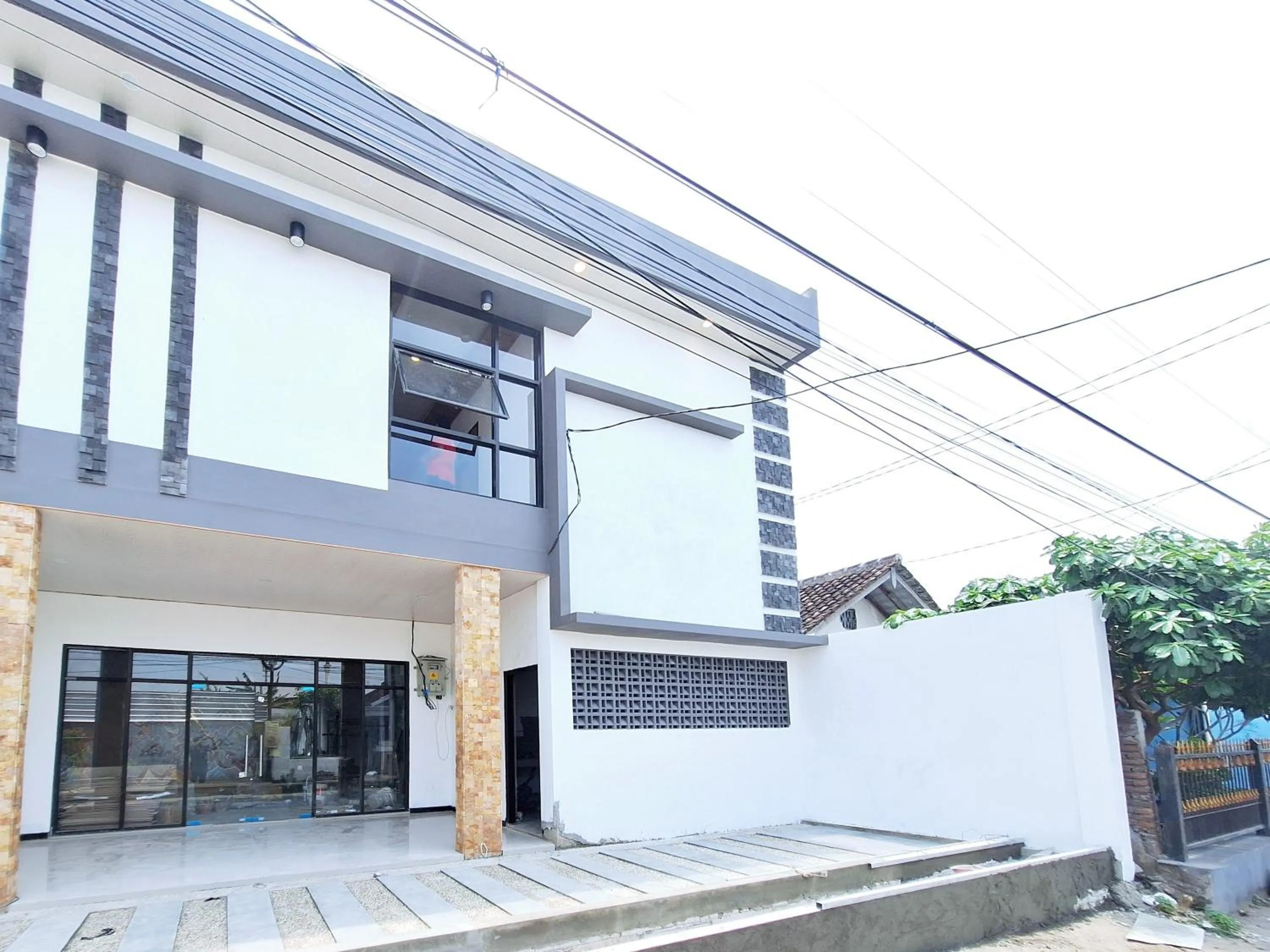 Facade/entrance in RedDoorz near Stasiun Kediri
