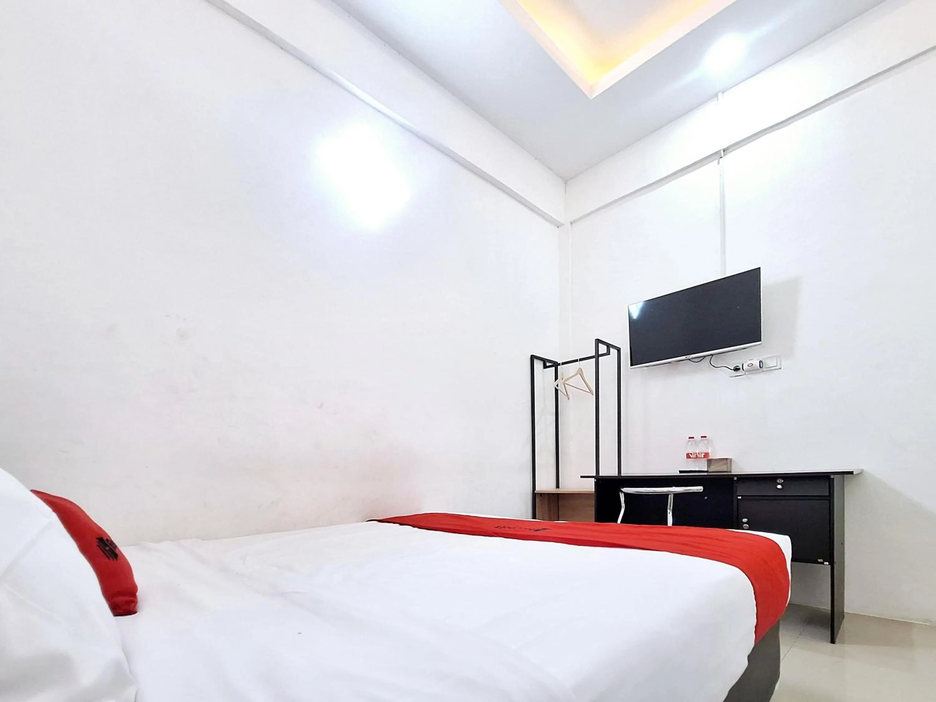 Bedroom, Bed in RedDoorz near Stasiun Kediri