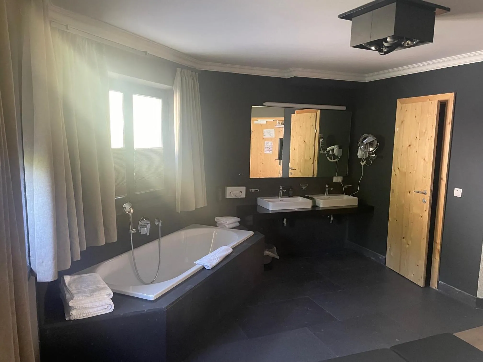 Bathroom in Hotel Beverly Hill
