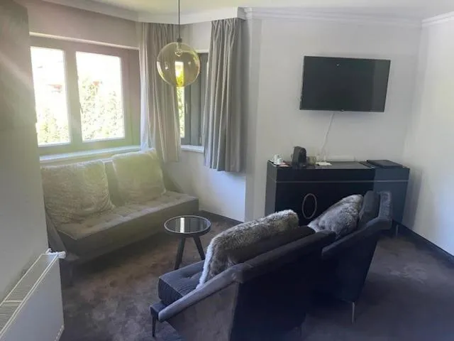 Photo of the whole room in Hotel Beverly Hill