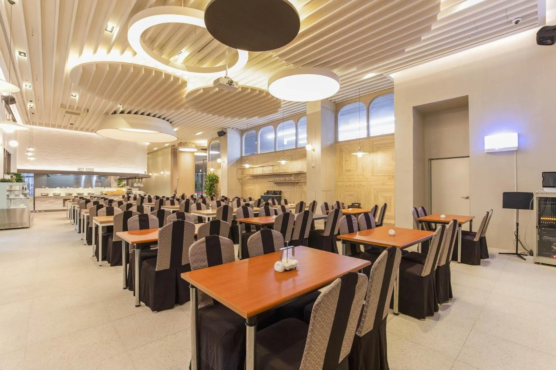 Restaurant/places to eat in Hotel Elora