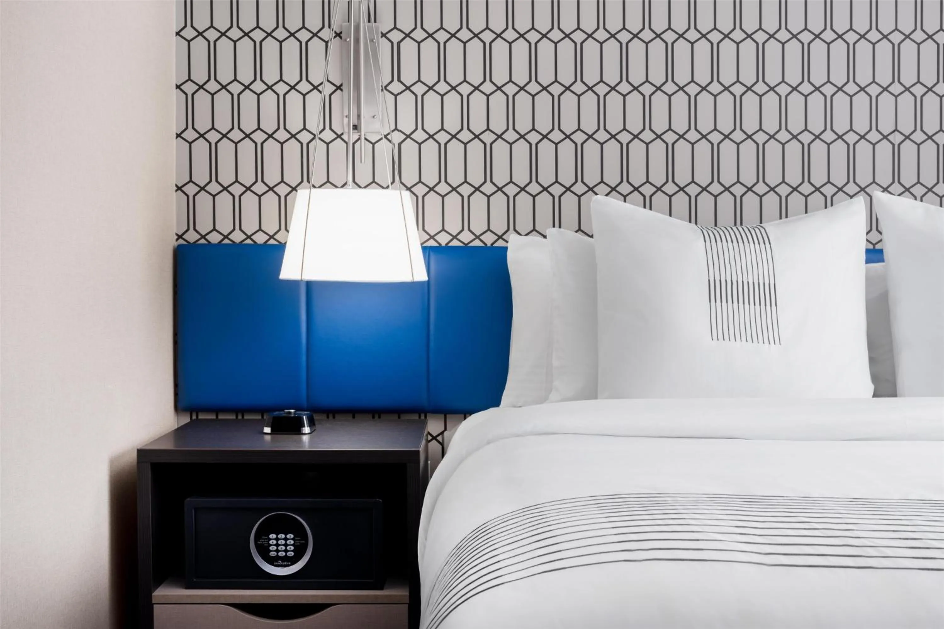 Bedroom, Bed in GLō Best Western Bronx NYC