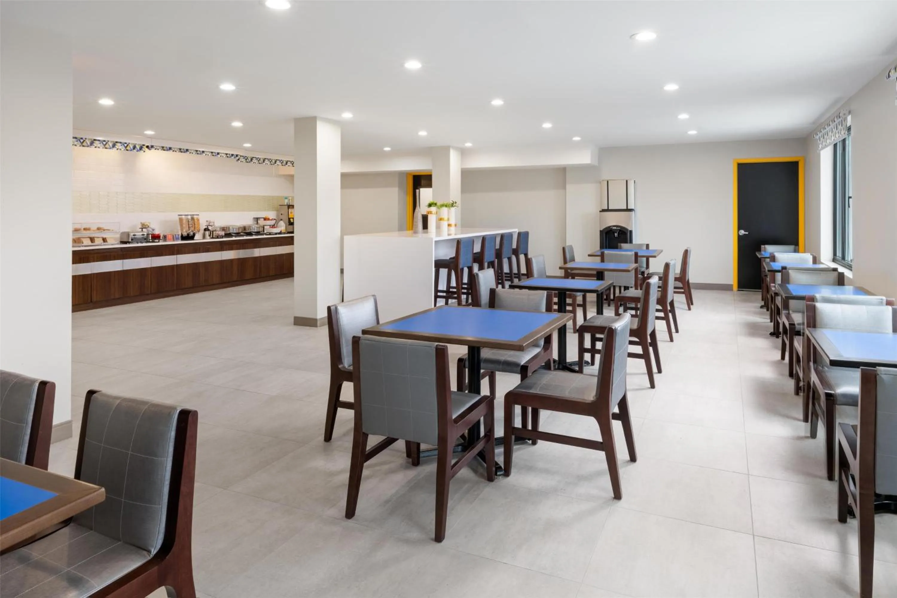 Breakfast in GLō Best Western Bronx NYC