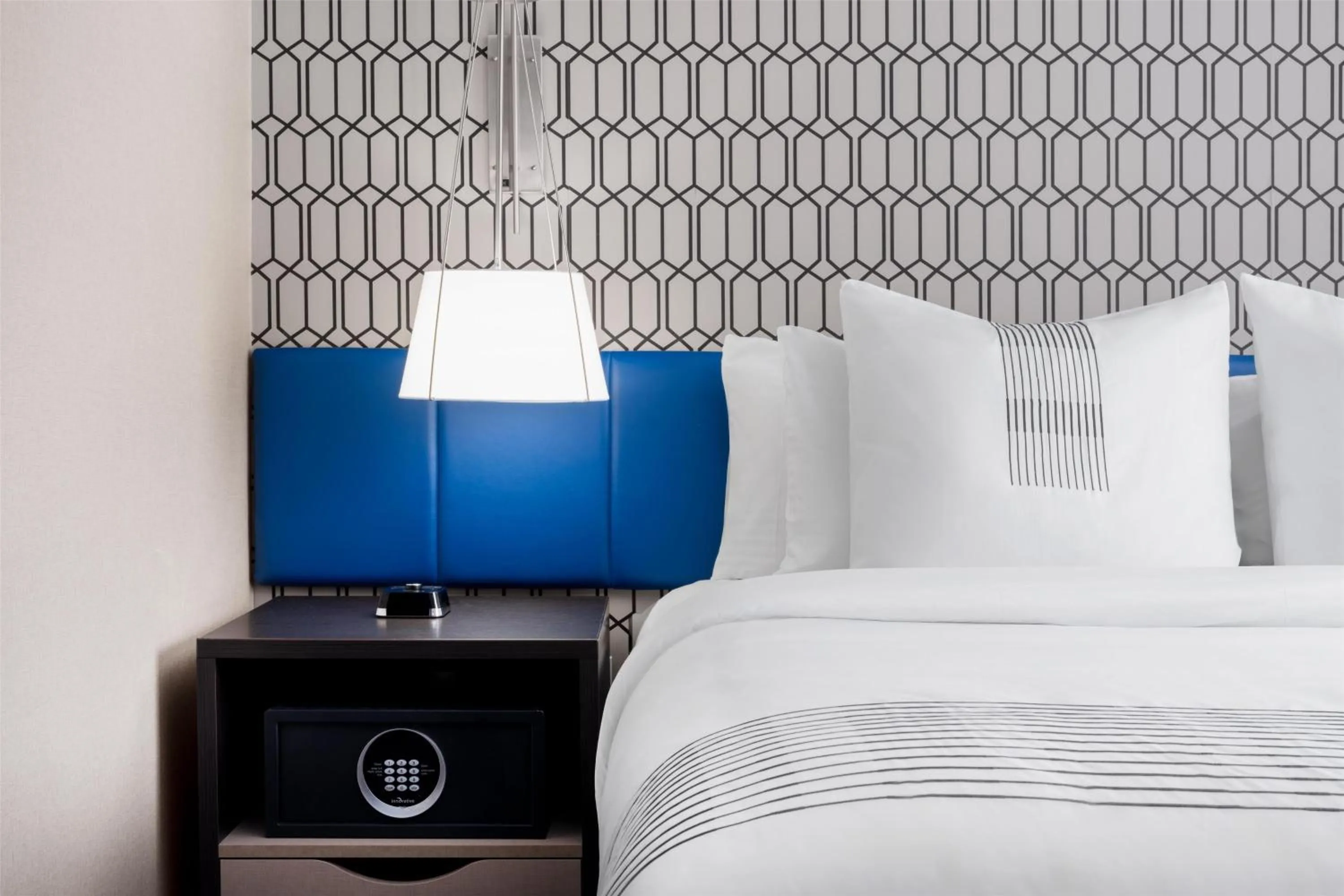 Bedroom, Bed in GLō Best Western Bronx NYC