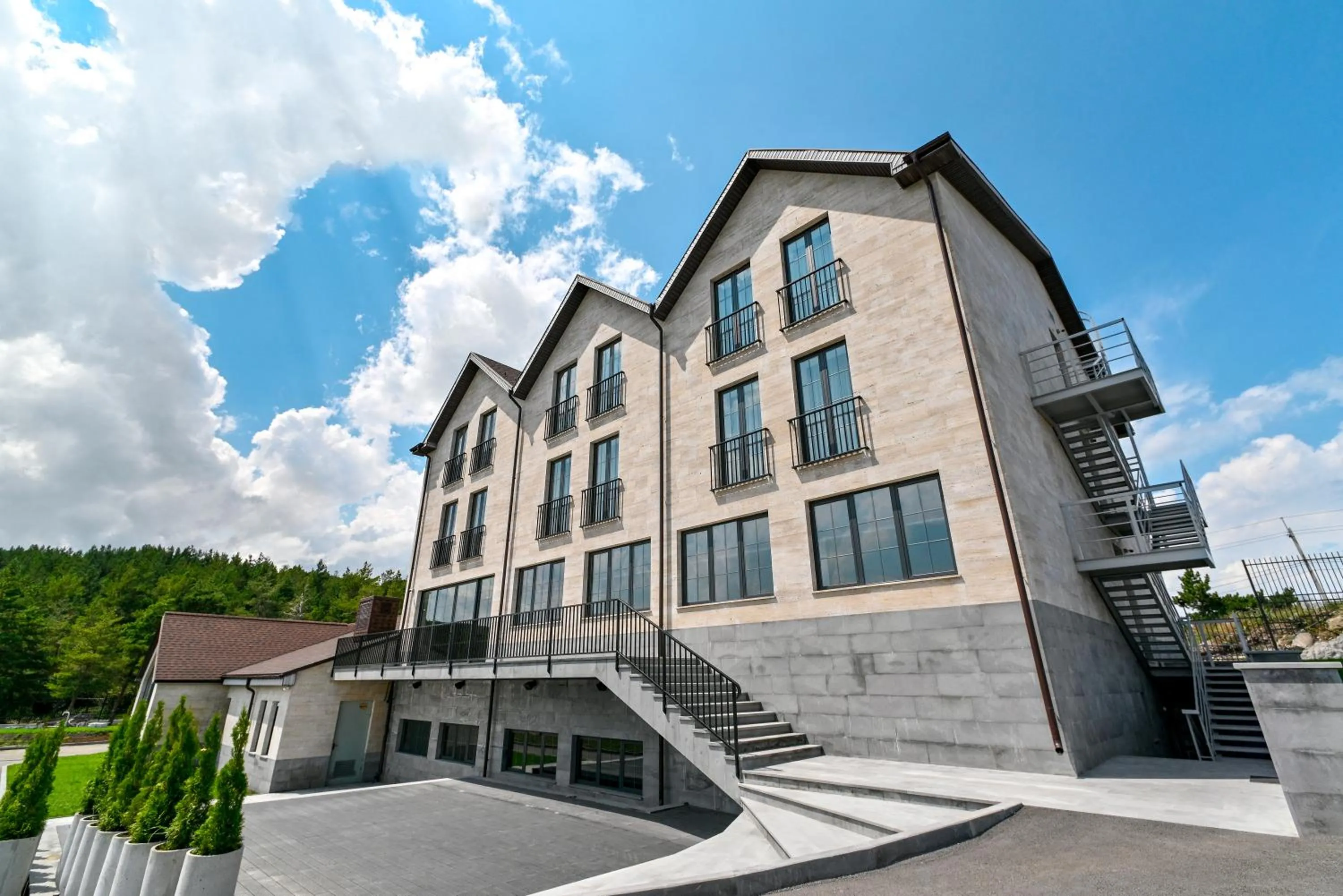 Property building in Stonehenge Hotel & Restaurant