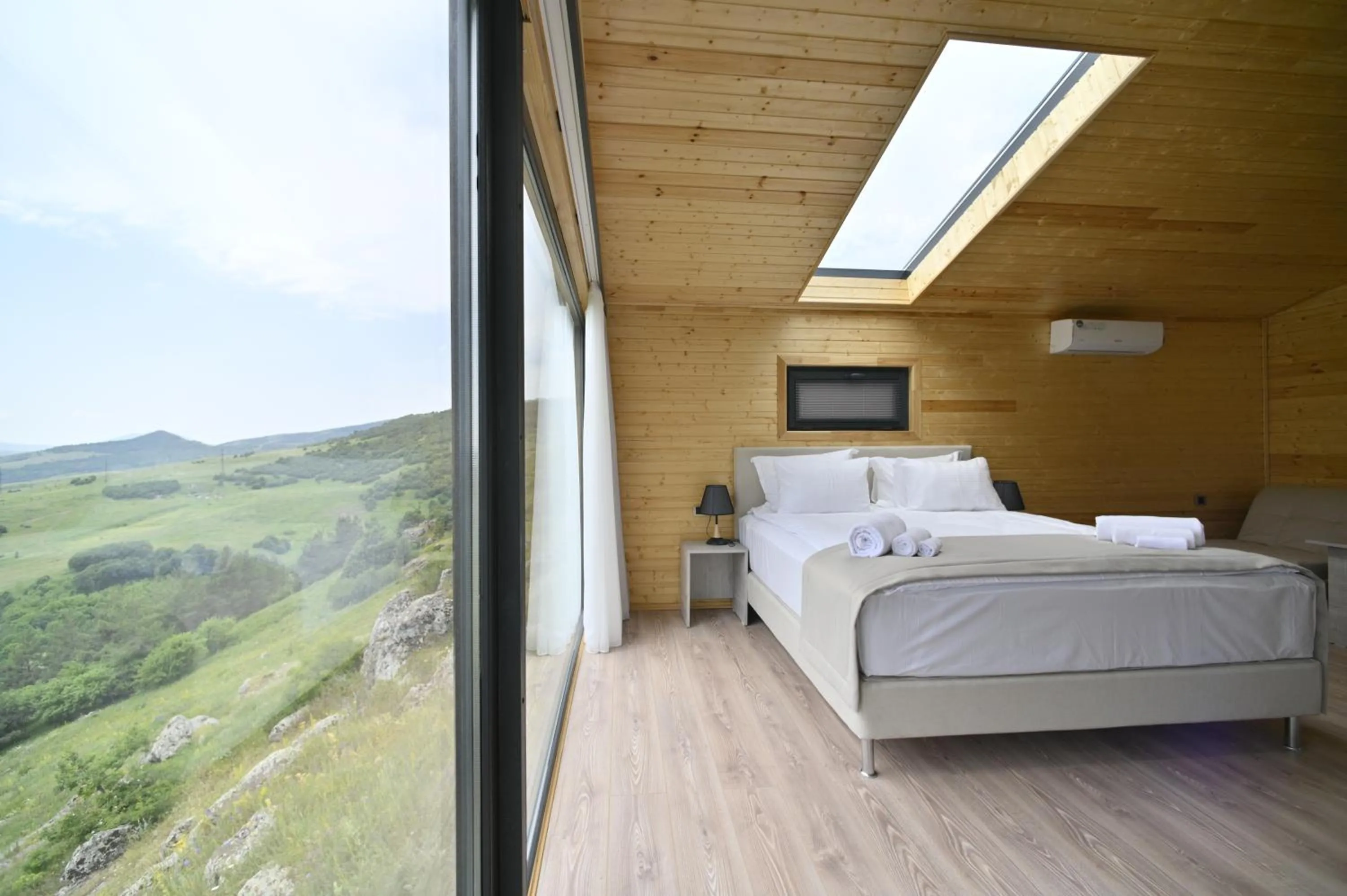 Bed in Stonehenge Hotel & Restaurant