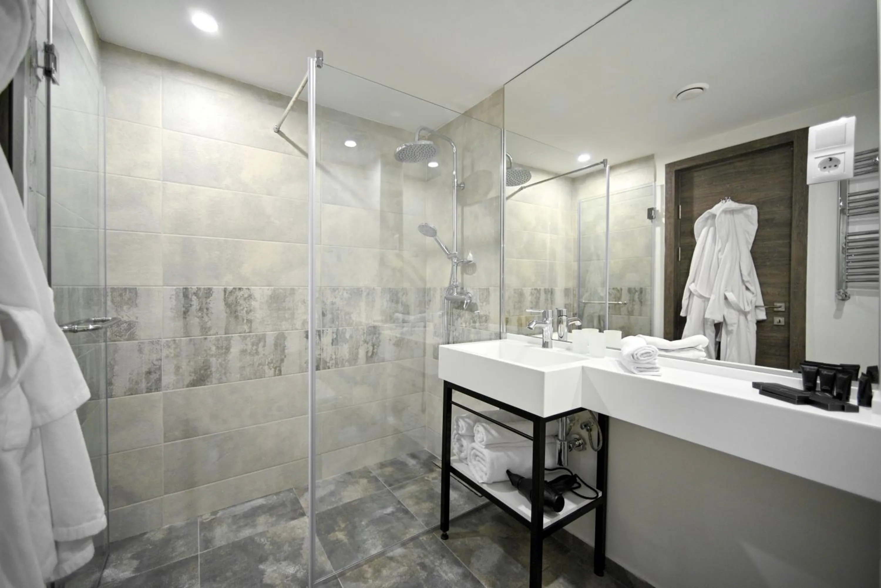 Shower in Stonehenge Hotel & Restaurant