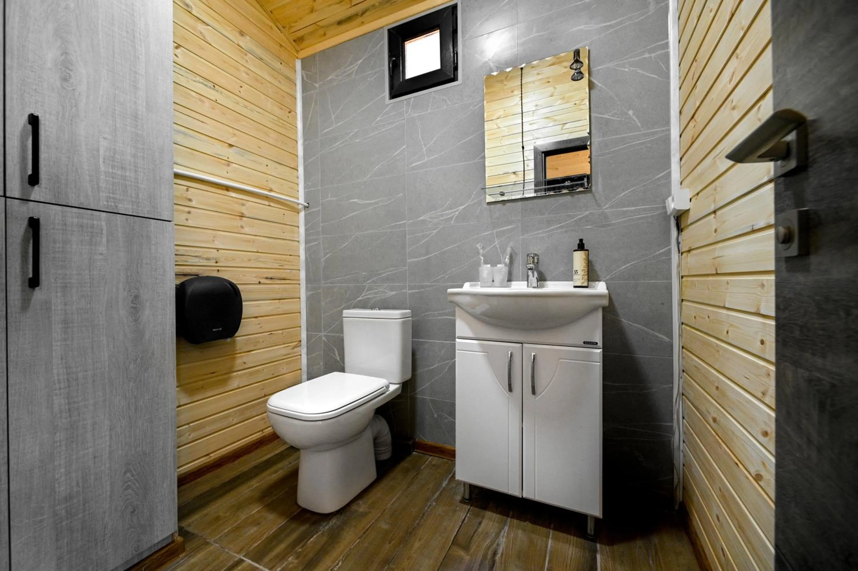 Toilet in Stonehenge Hotel & Restaurant