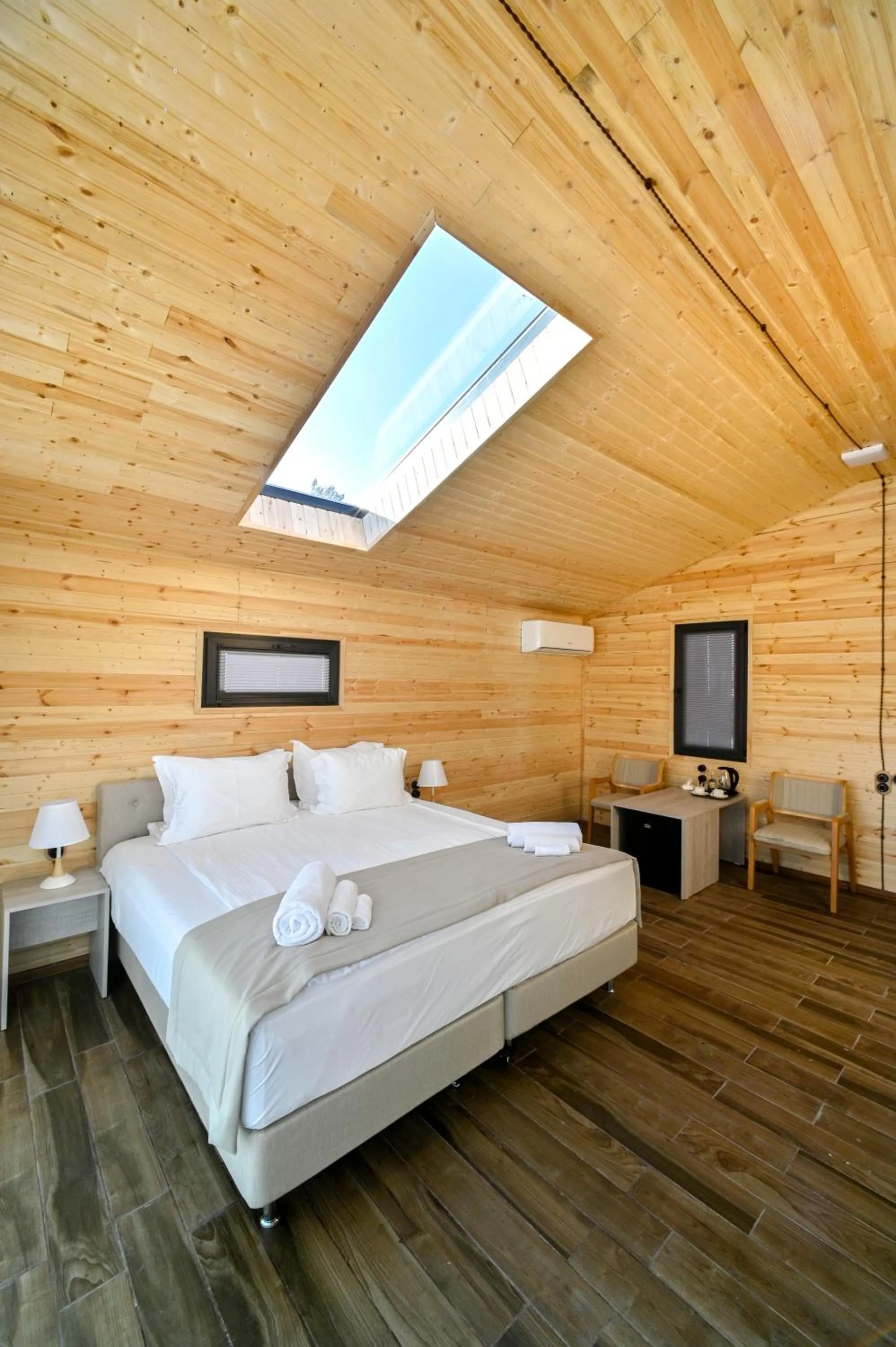 Bed in Stonehenge Hotel & Restaurant