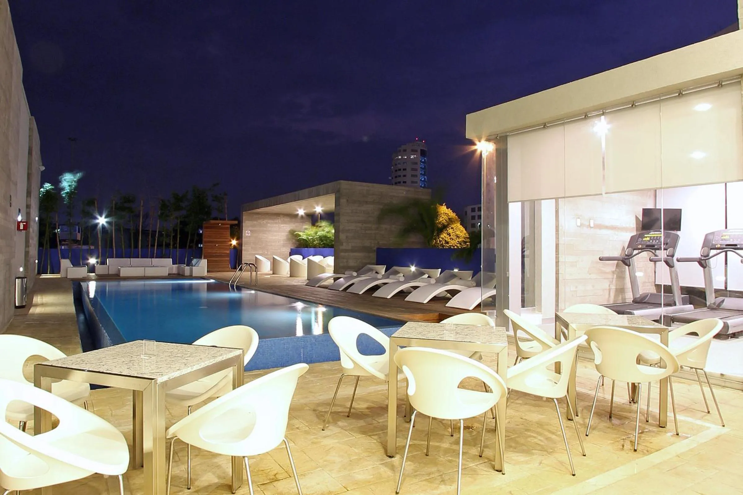 Swimming pool in One Villahermosa 2000