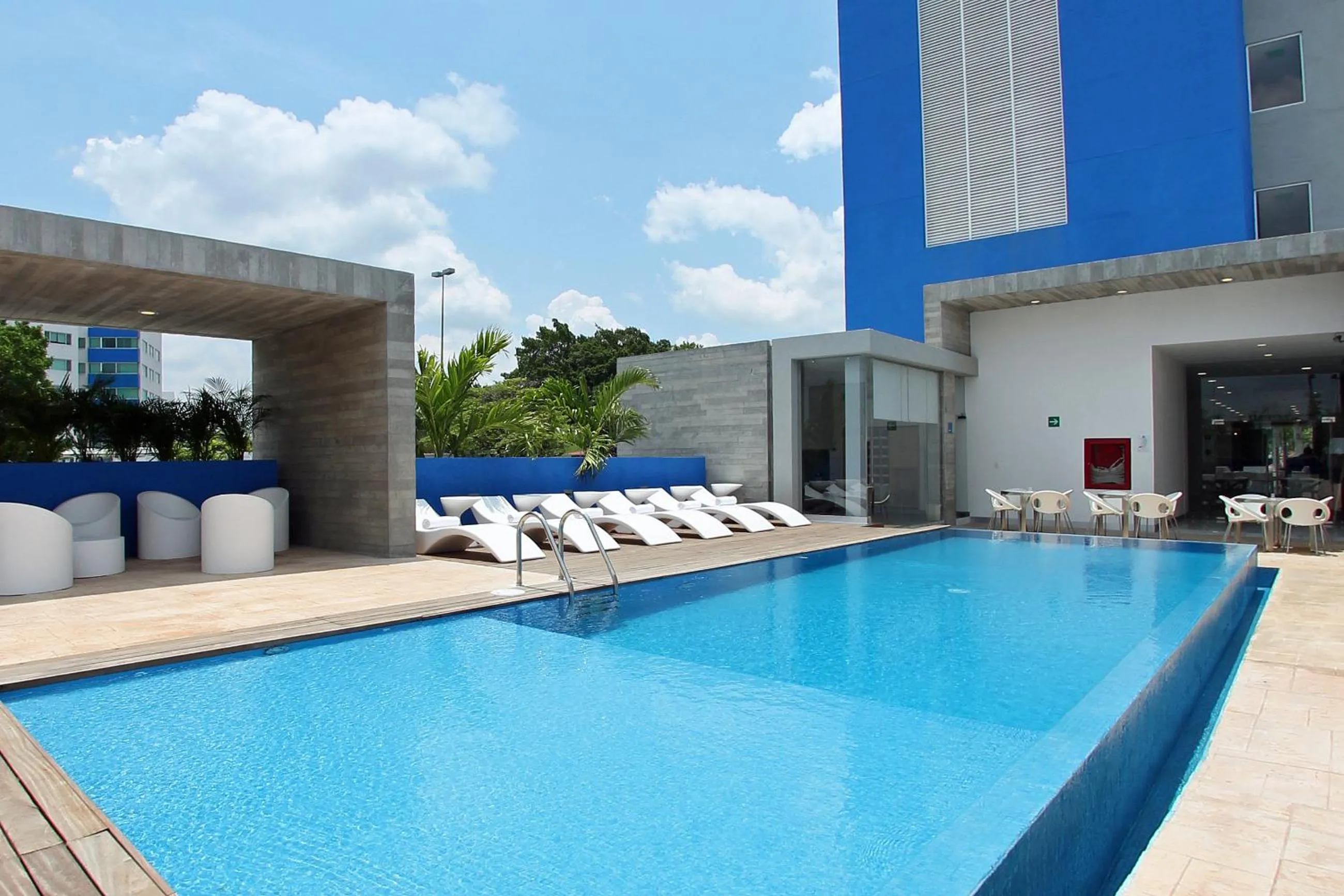 Swimming pool in One Villahermosa 2000