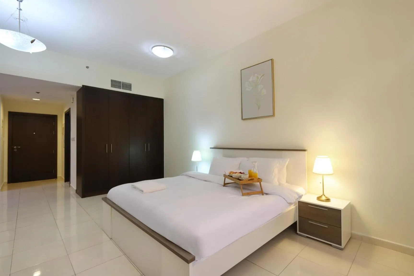 Bed in Livbnb-Spacious JVC Studio, Near Dining and Shops