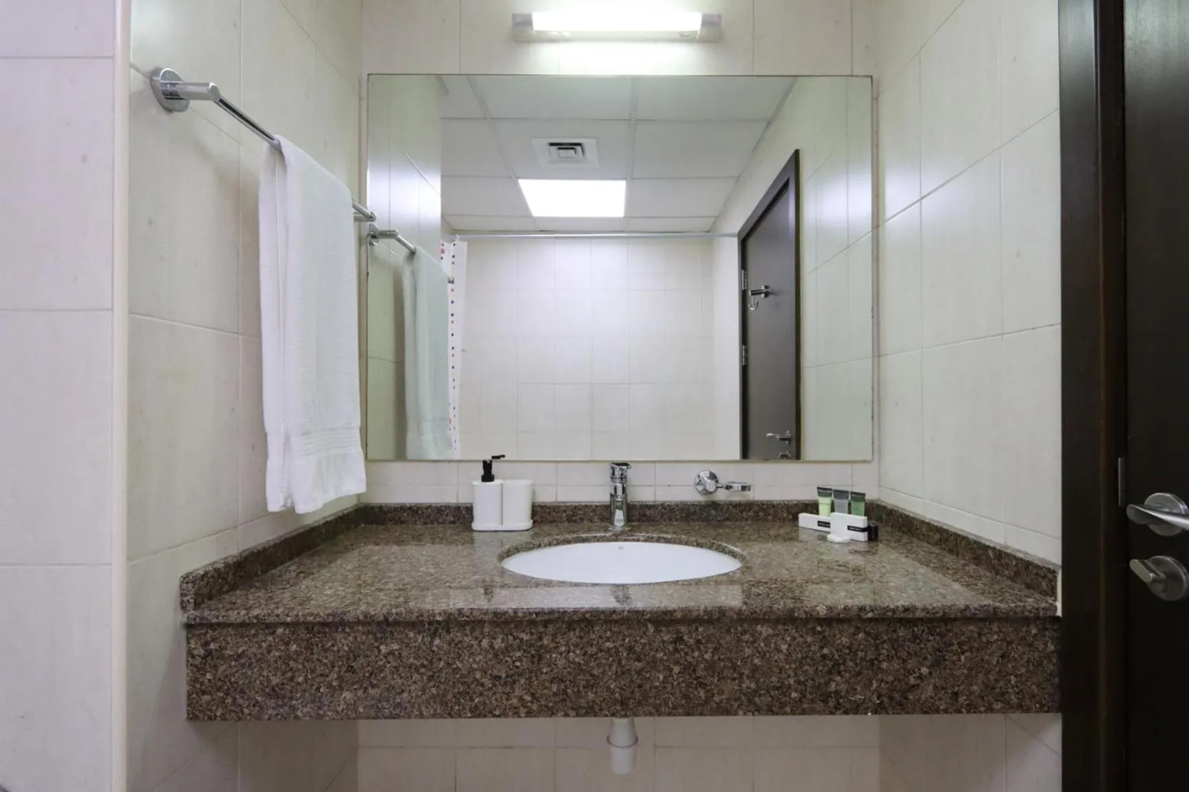 Bathroom in Livbnb-Spacious JVC Studio, Near Dining and Shops
