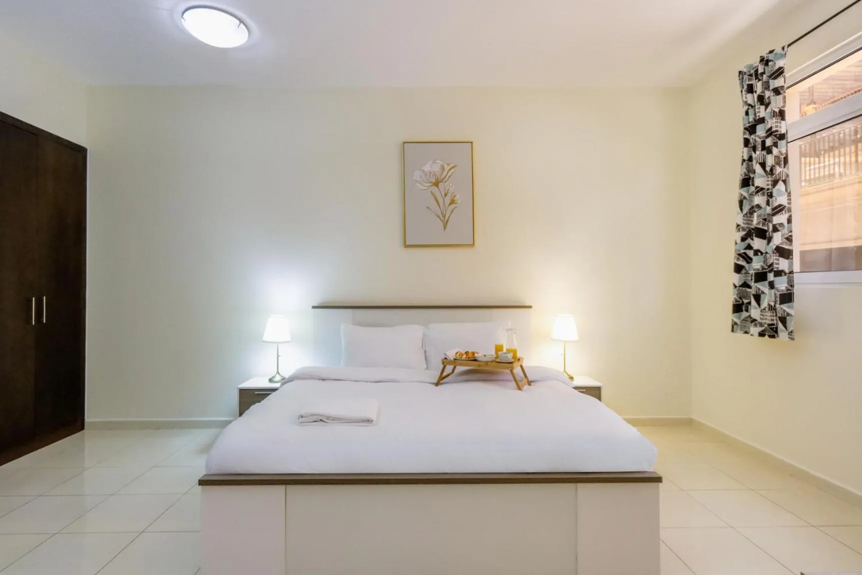 Bed in Livbnb-Spacious JVC Studio, Near Dining and Shops