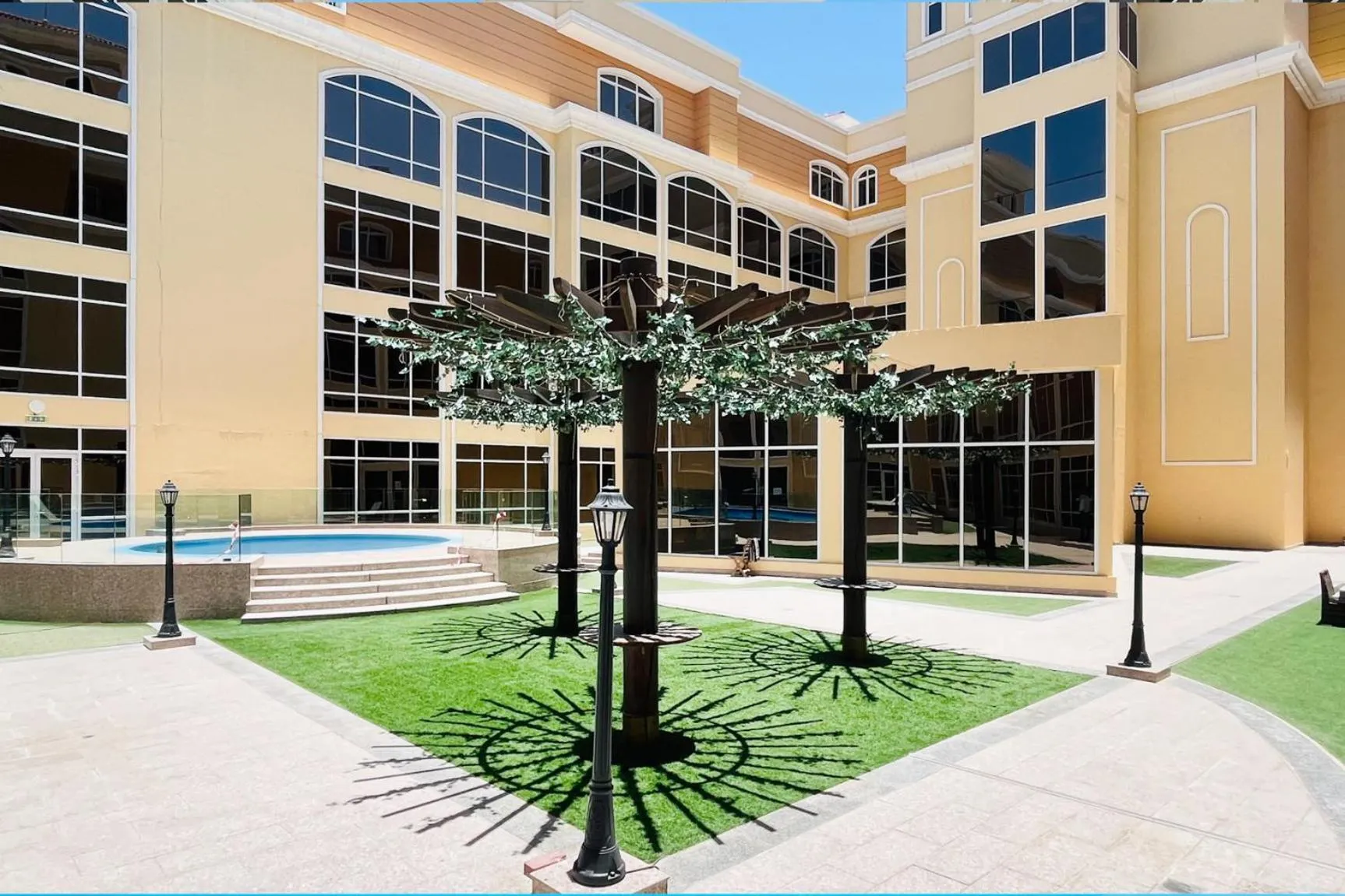 Garden in Livbnb-Spacious JVC Studio, Near Dining and Shops