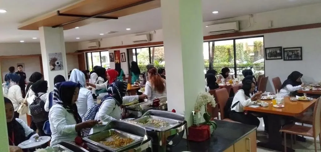 Restaurant/places to eat in Hotel Grand Karawang Indah