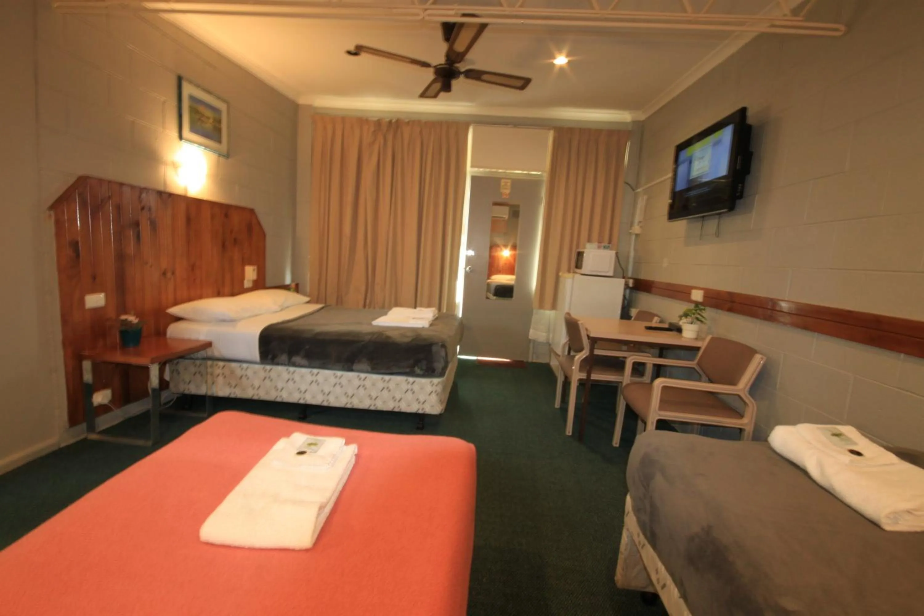 Bed in Pelicans Motel San Remo