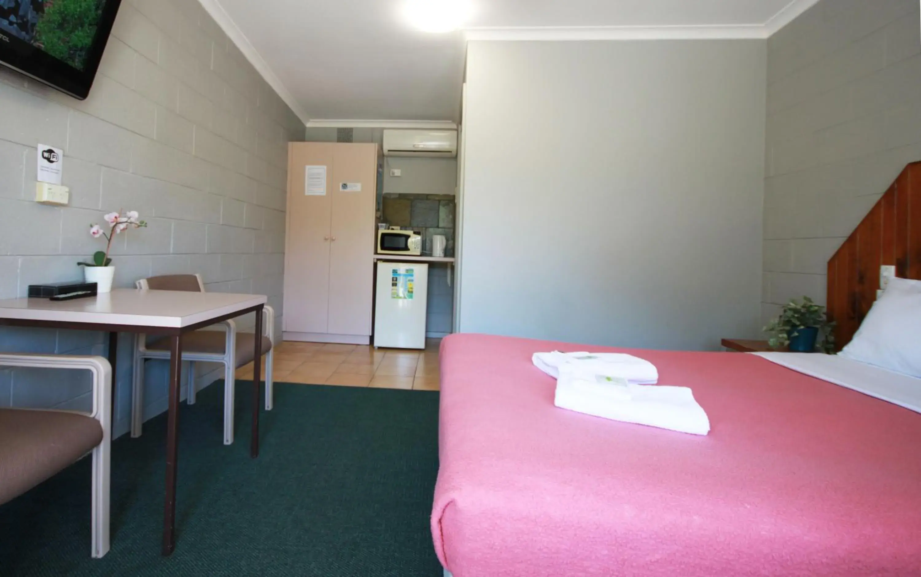 Bed in Pelicans Motel San Remo Bed in Pelicans Motel San Remo