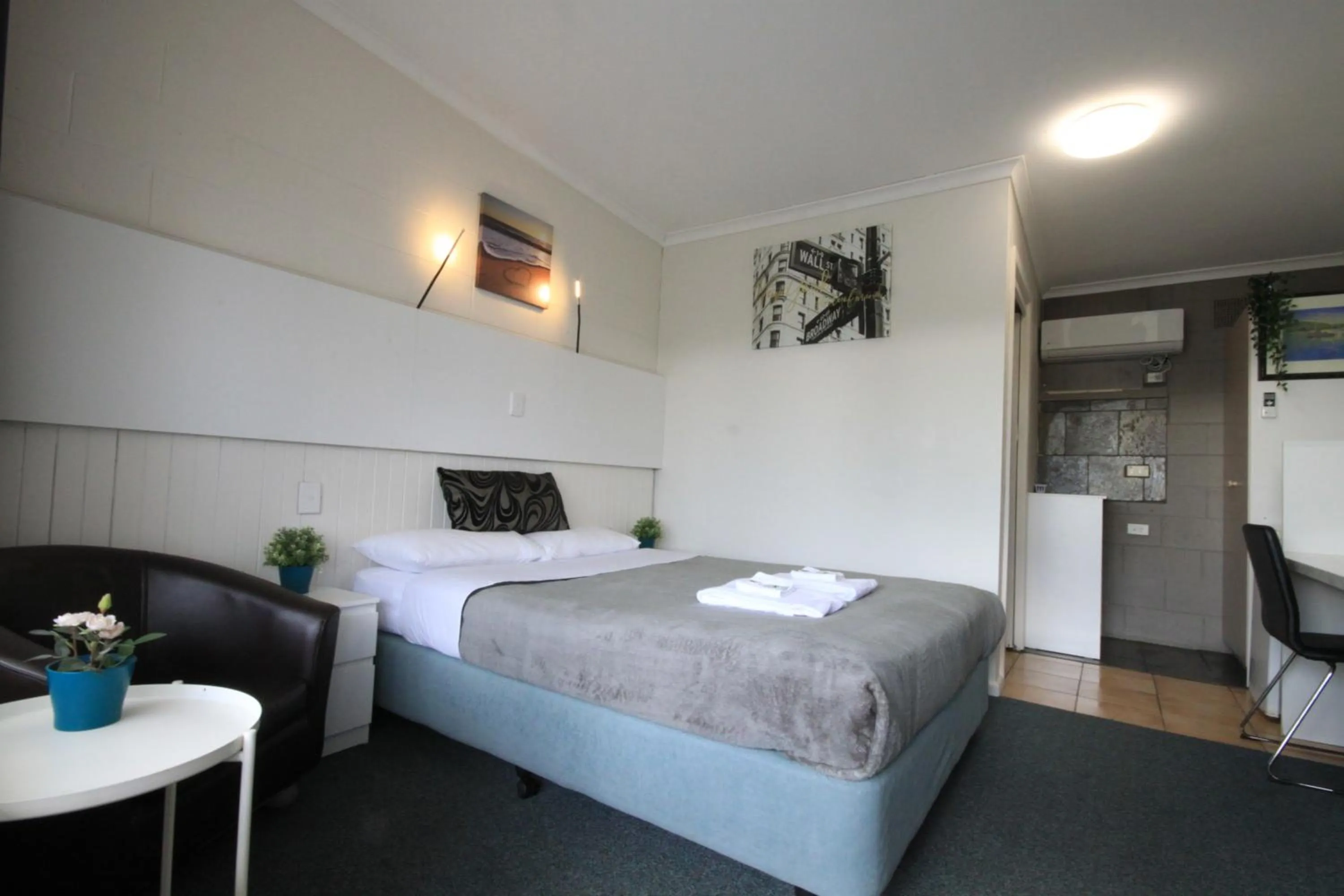 Bed in Pelicans Motel San Remo