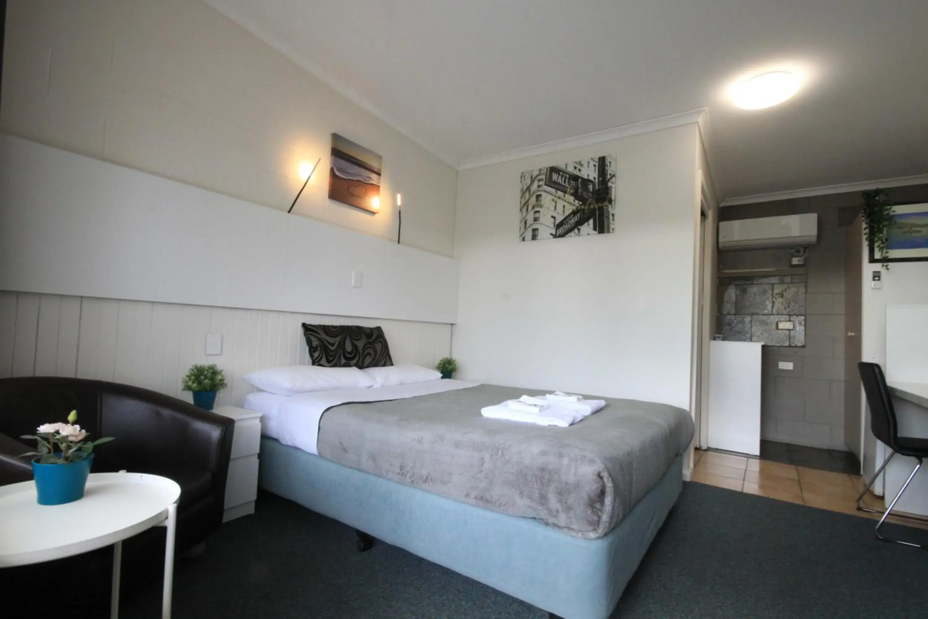 Bed in Pelicans Motel San Remo Bed in Pelicans Motel San Remo