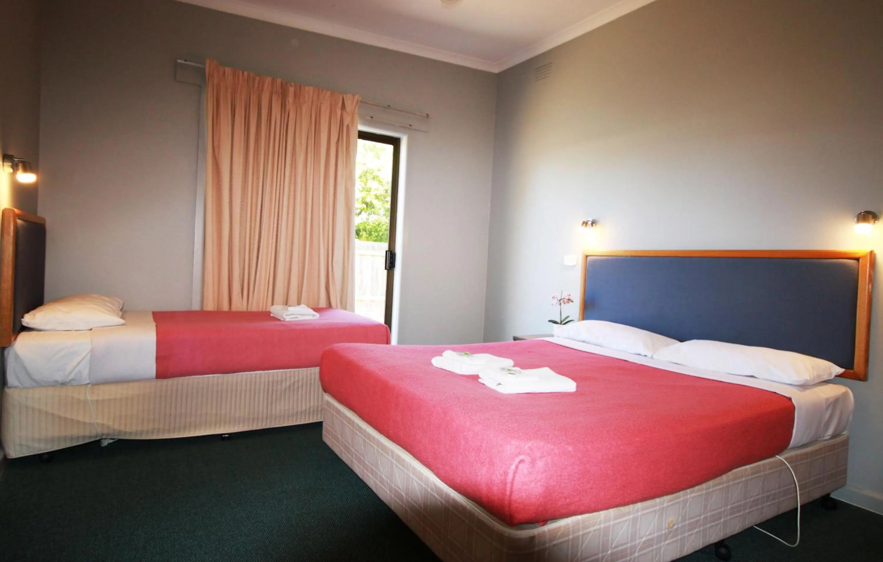 Bed in Pelicans Motel San Remo