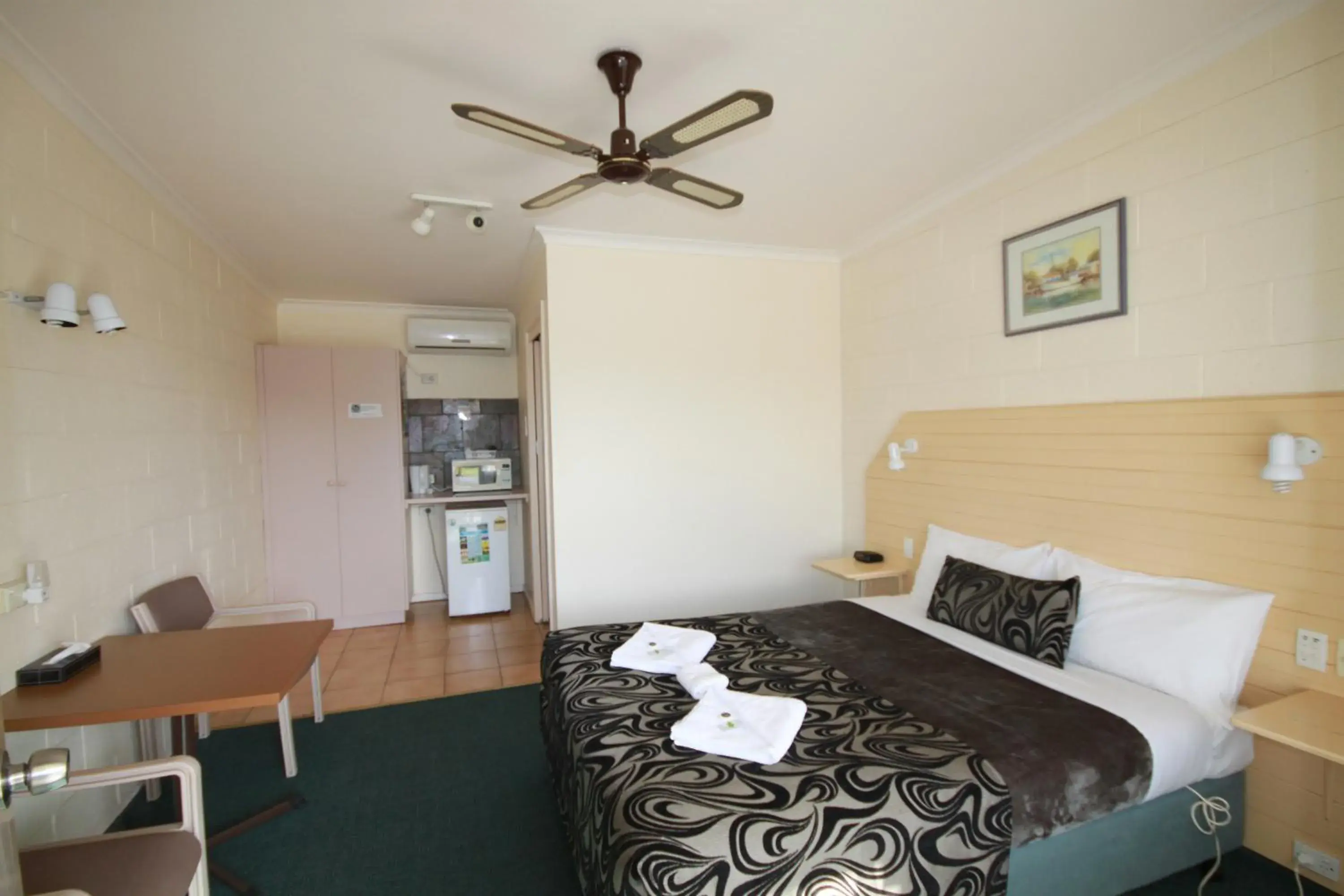 Bed in Pelicans Motel San Remo Bed in Pelicans Motel San Remo