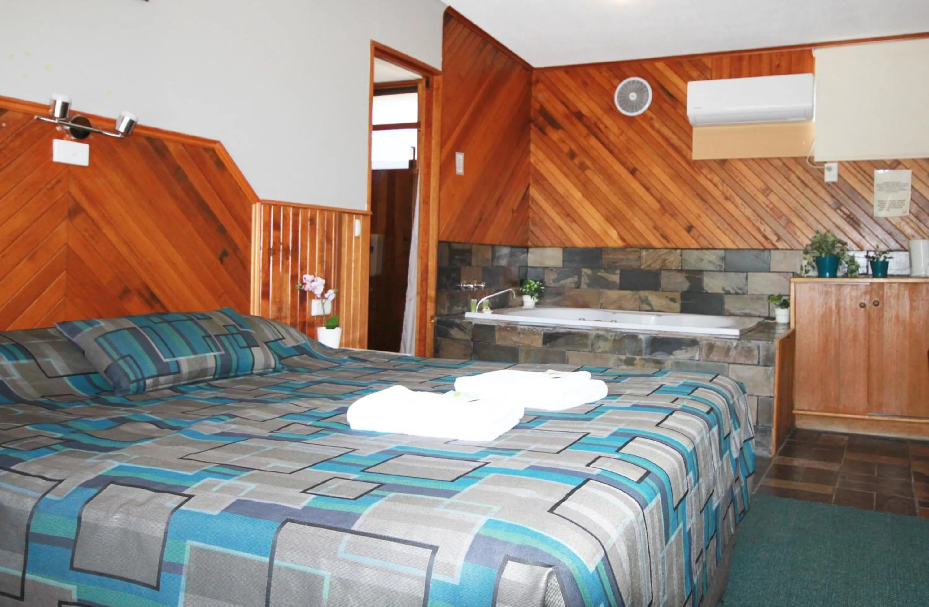 Bed in Pelicans Motel San Remo