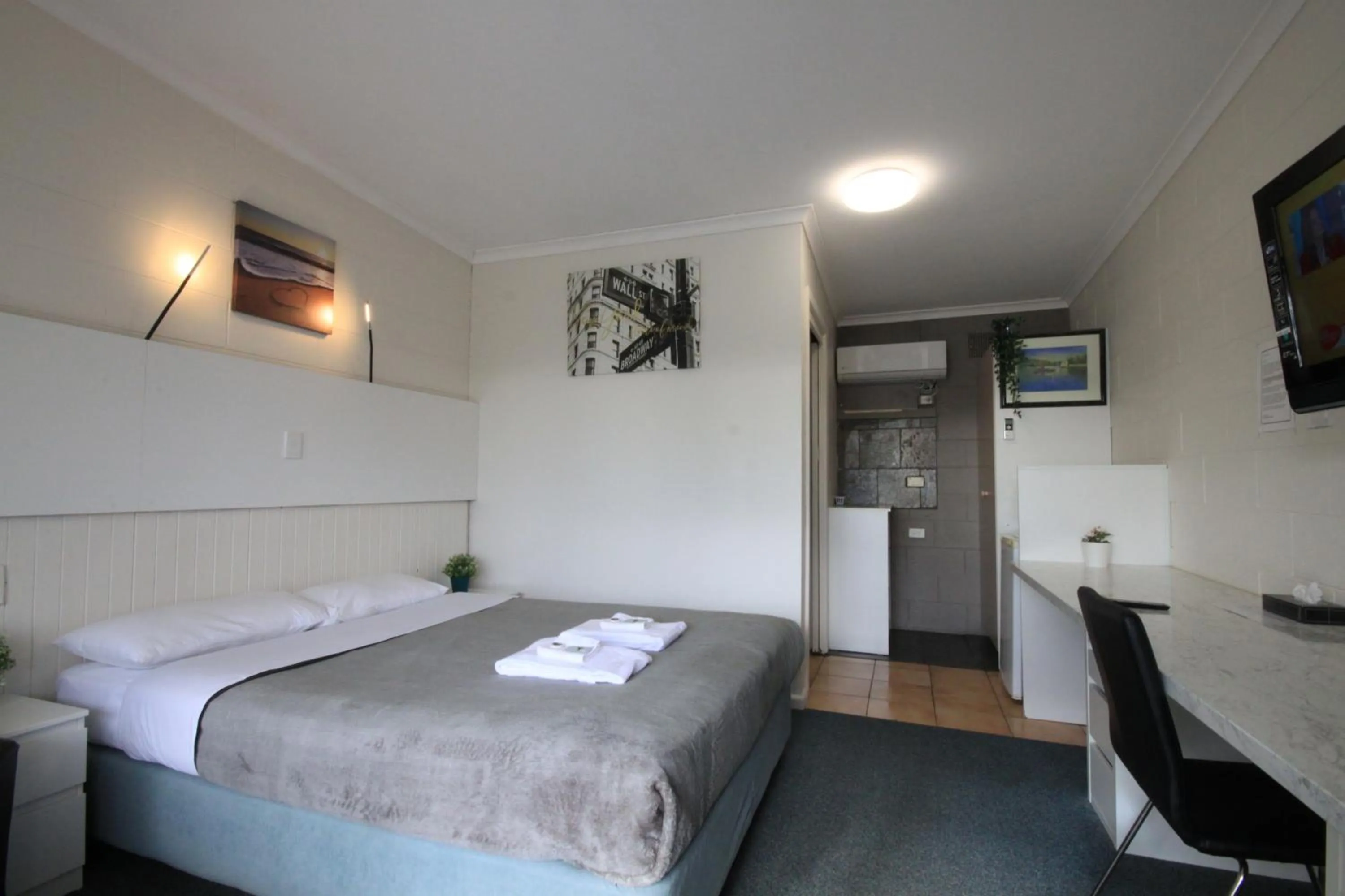 Bed in Pelicans Motel San Remo