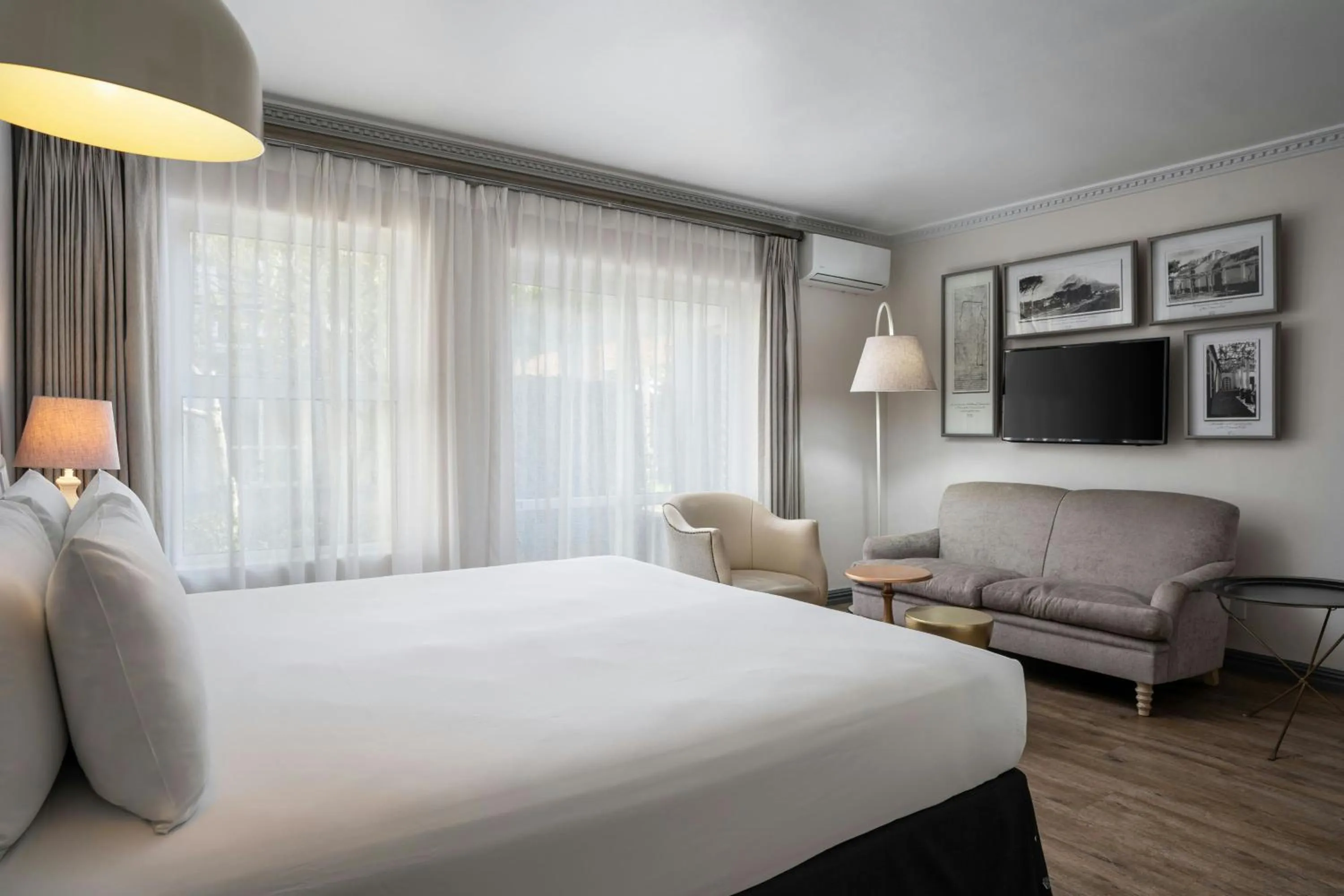 Photo of the whole room, Bed in Protea Hotel by Marriott Cape Town Mowbray