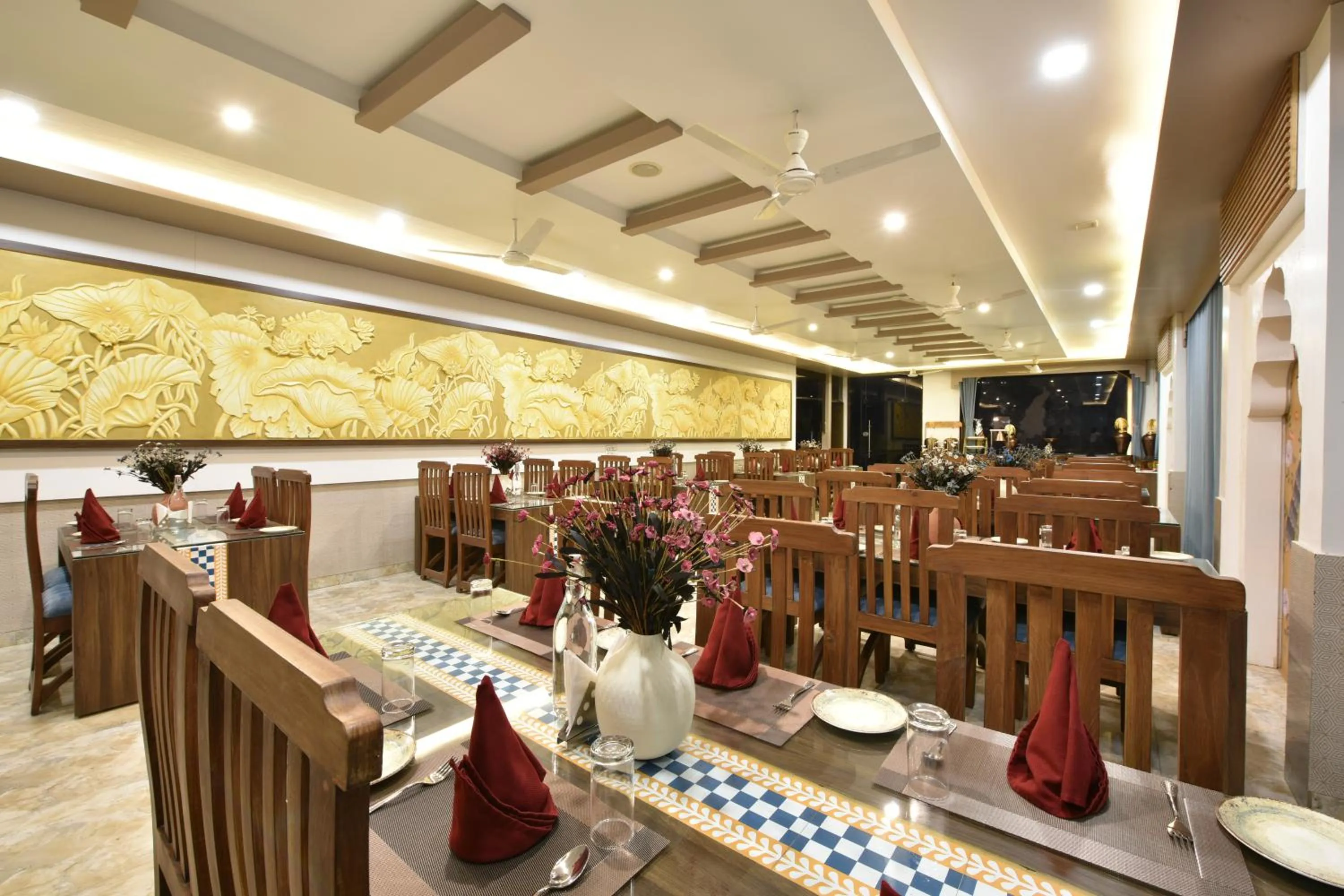 Restaurant/places to eat in Tiaraa Lite A Ganges Retreat