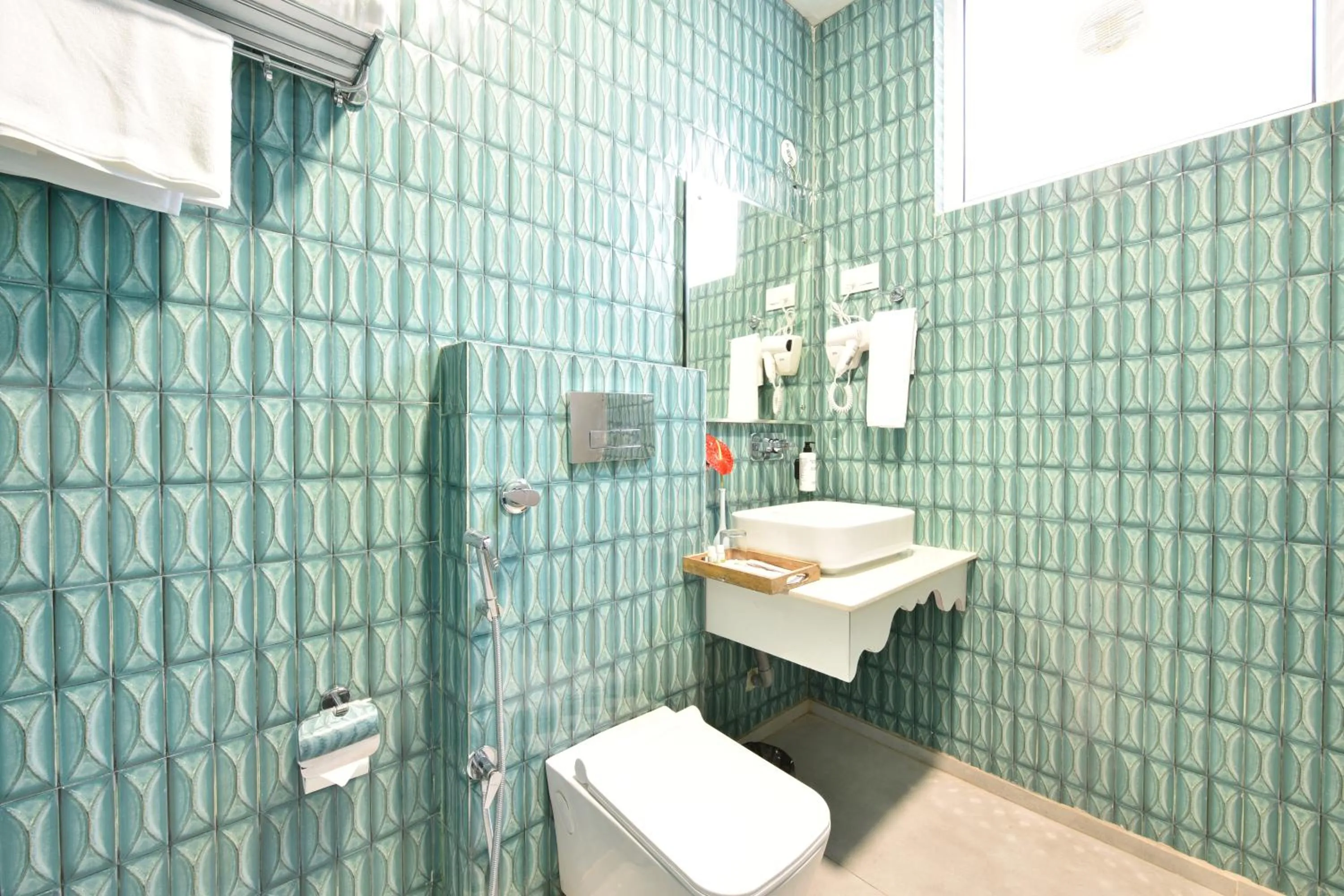 Toilet in Tiaraa Lite A Ganges Retreat