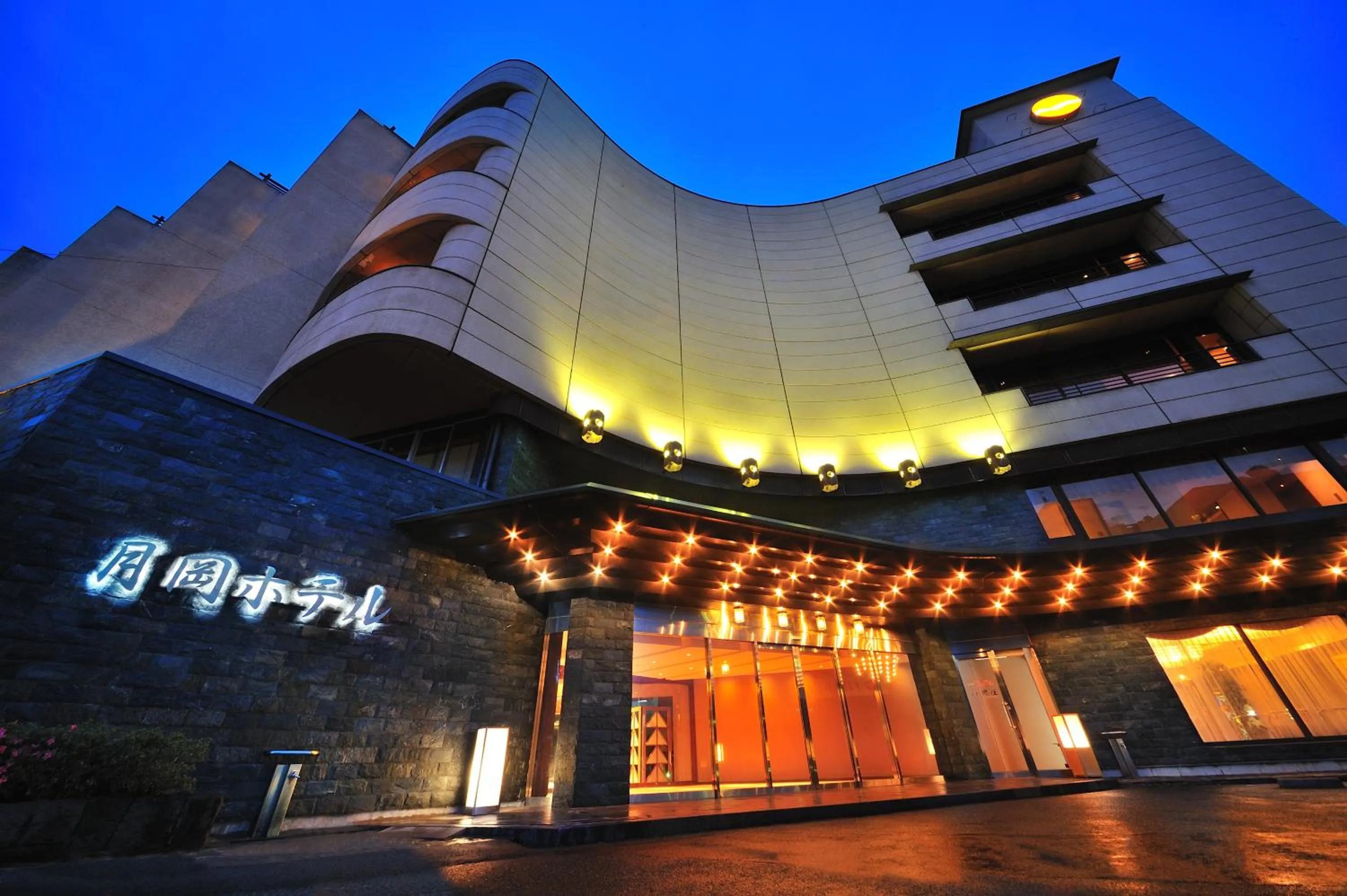 Facade/entrance in Senkeien Tsukioka Hotel
