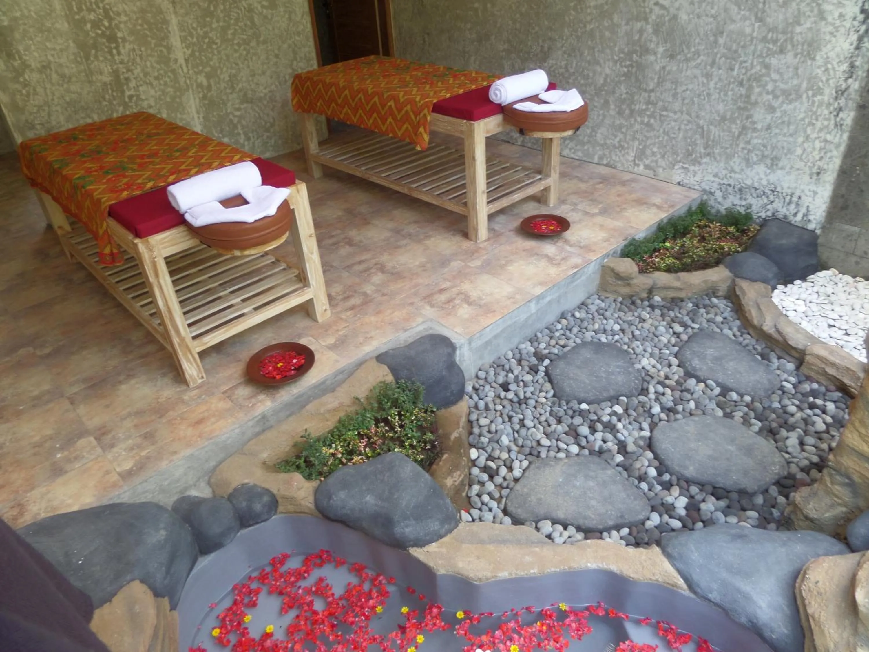 Massage in Senetan Villas and Spa Resort