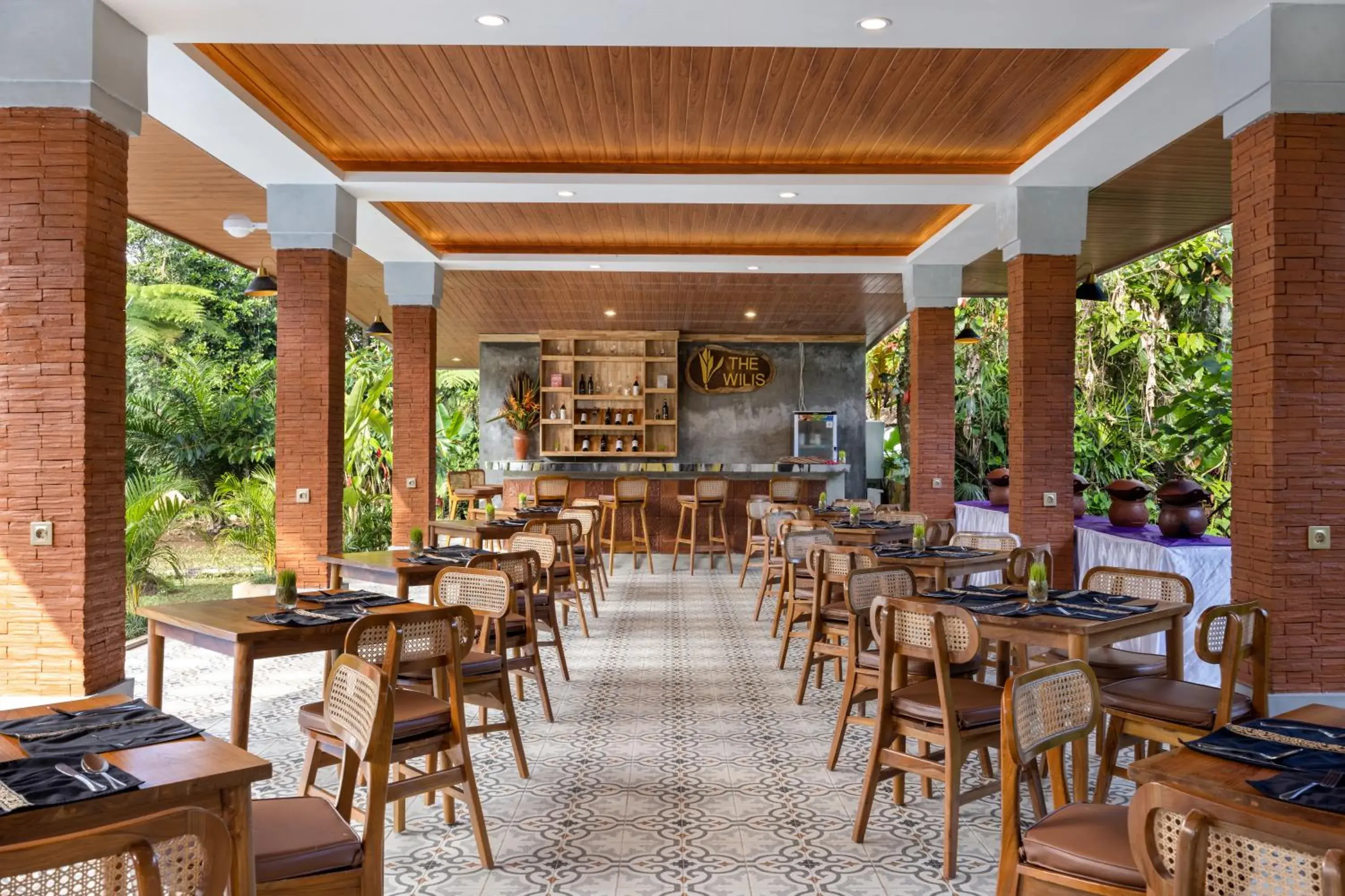 Restaurant/places to eat in Senetan Villas and Spa Resort Restaurant/places to eat in Senetan Villas and Spa Resort