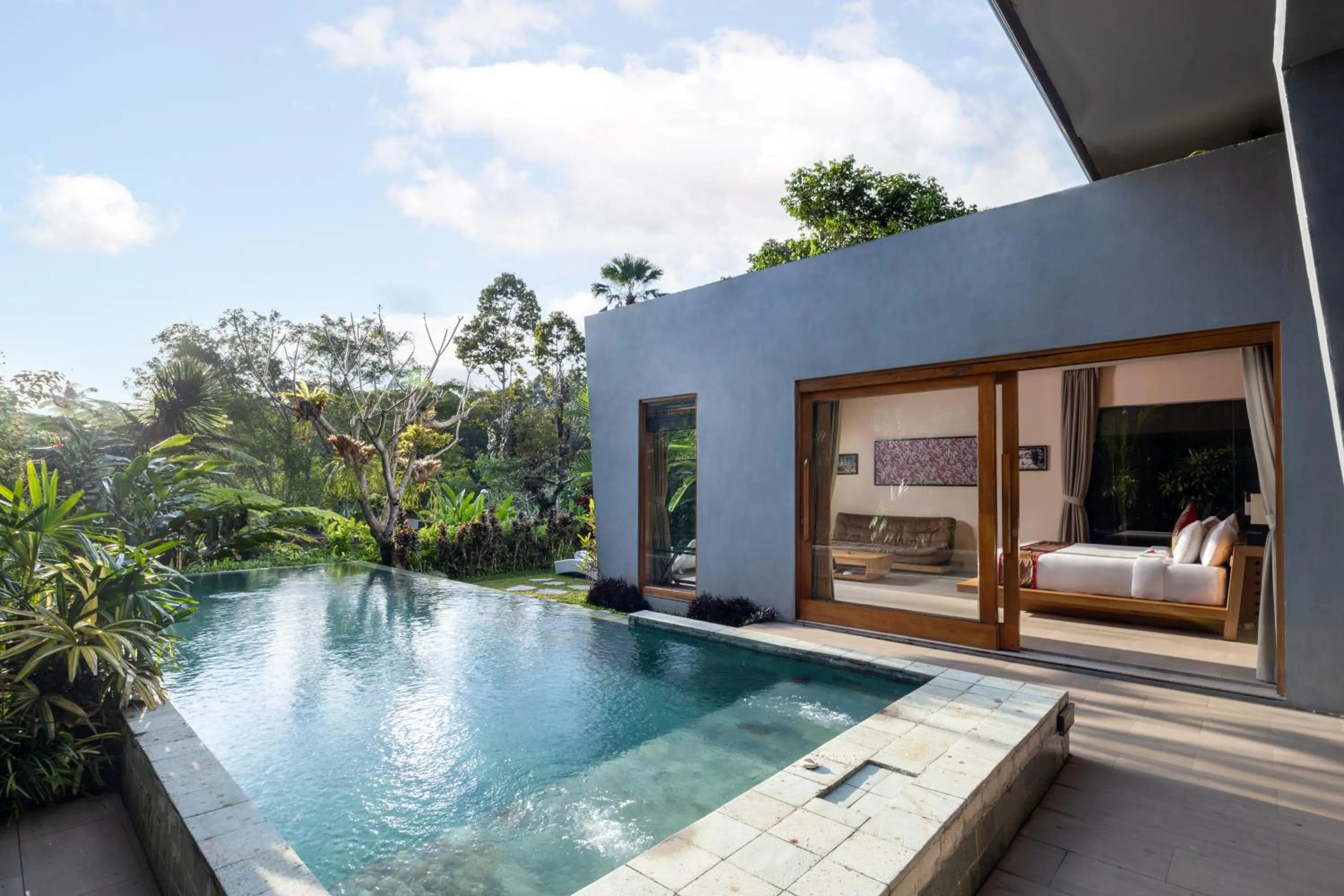 Swimming pool in Senetan Villas and Spa Resort