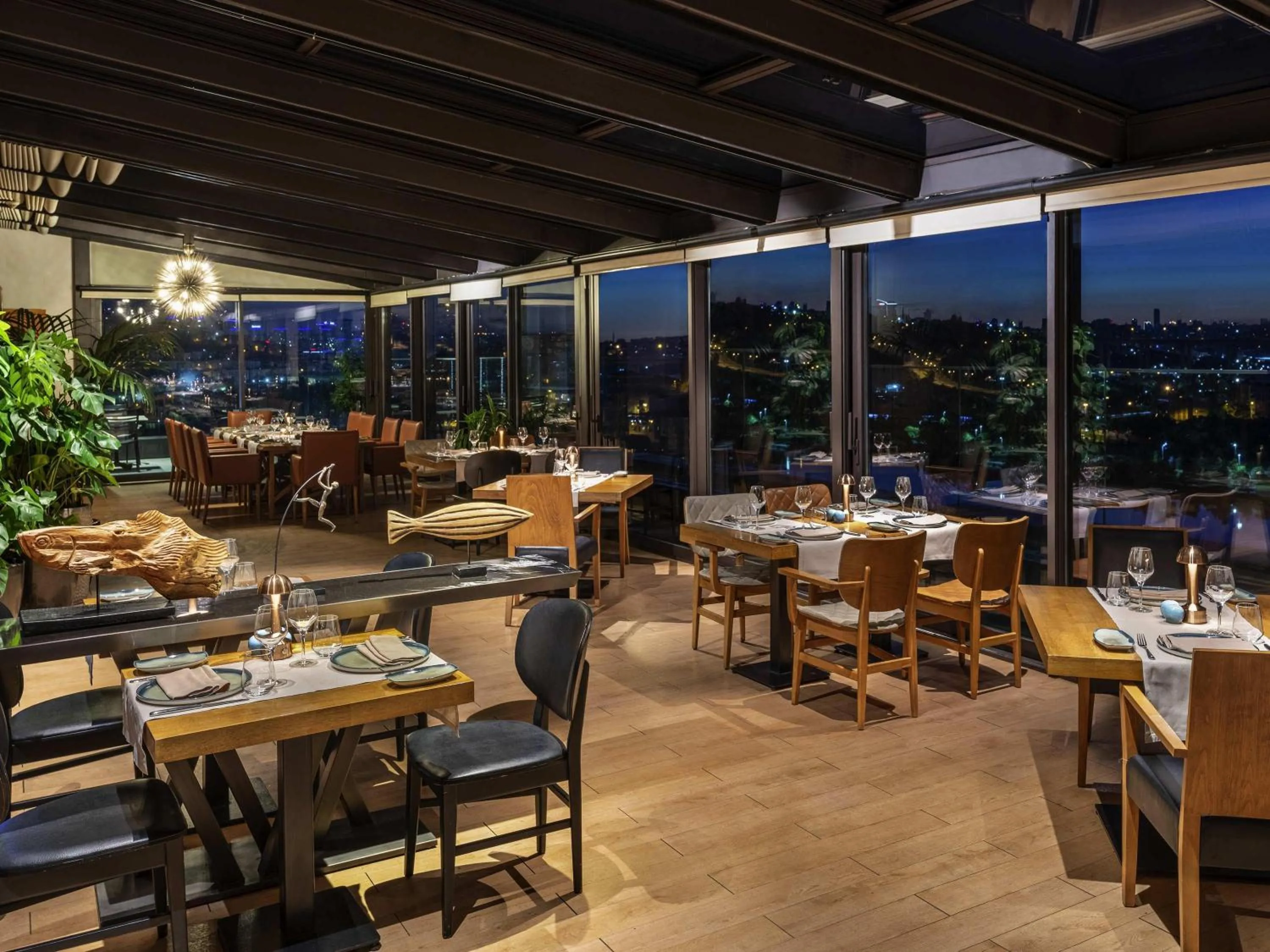 Lounge or bar in Mövenpick Istanbul Hotel Golden Horn