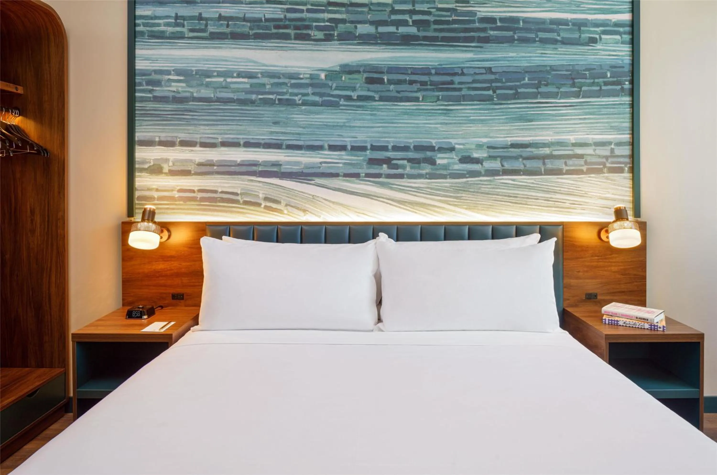 Deluxe King Room - High Floor in Caption By Hyatt Downtown Nashville - The Gulch